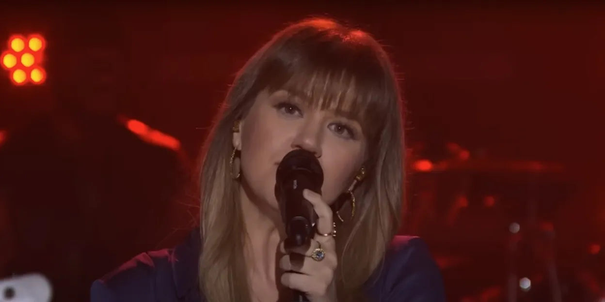 Kelly Clarkson Sings "Sad But True" By Metallica: Here's What The Pop Version Sounds Like