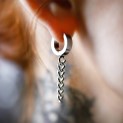 Ask & Embla - Axel Chain Huggie Silver - Earrings | Neutral-Image