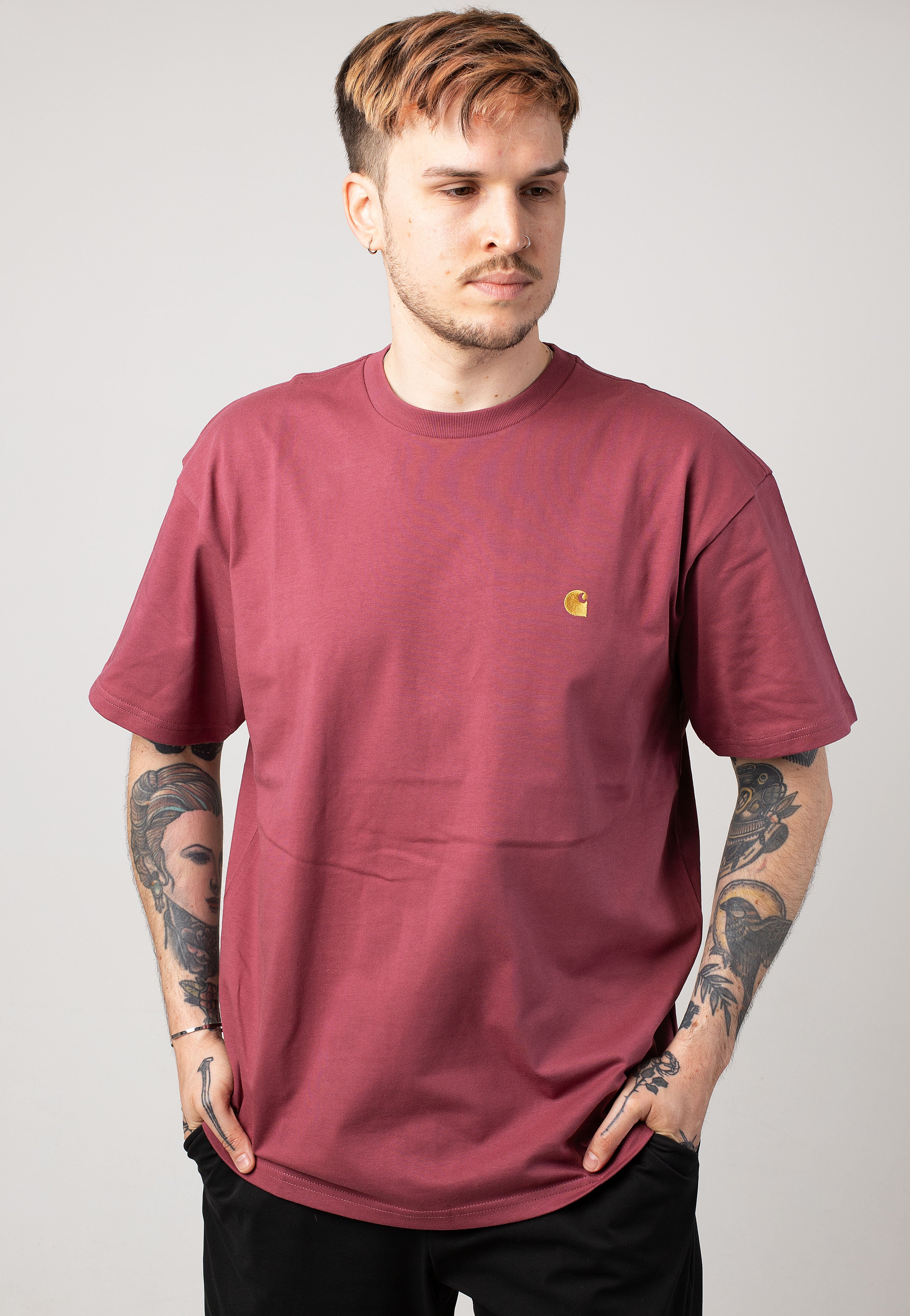 Carhartt WIP - Chase Dusty Fuchsia/Gold - T-Shirt | Men-Image