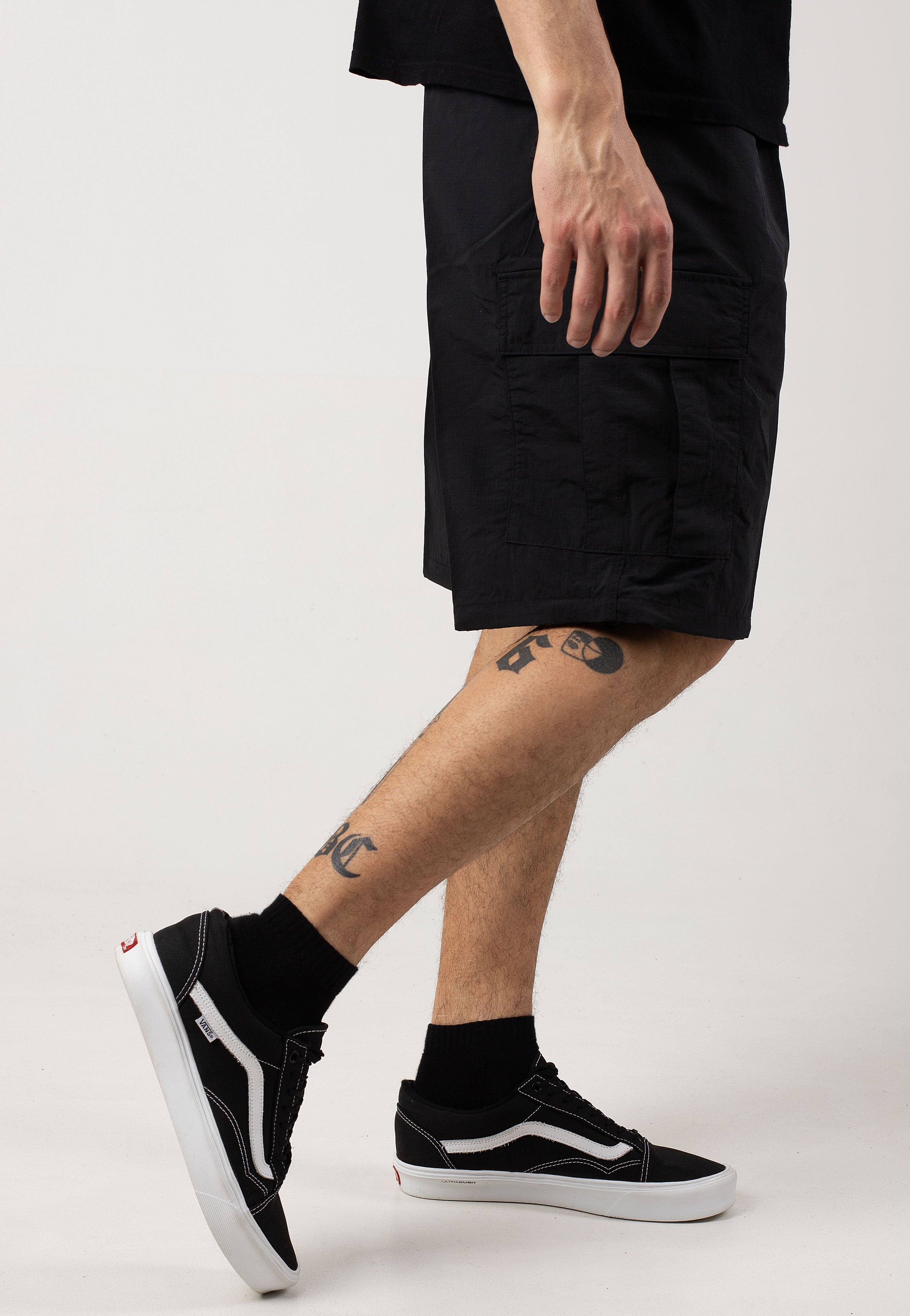 Carhartt WIP - Evers Cargo Black - Shorts | Men-Image