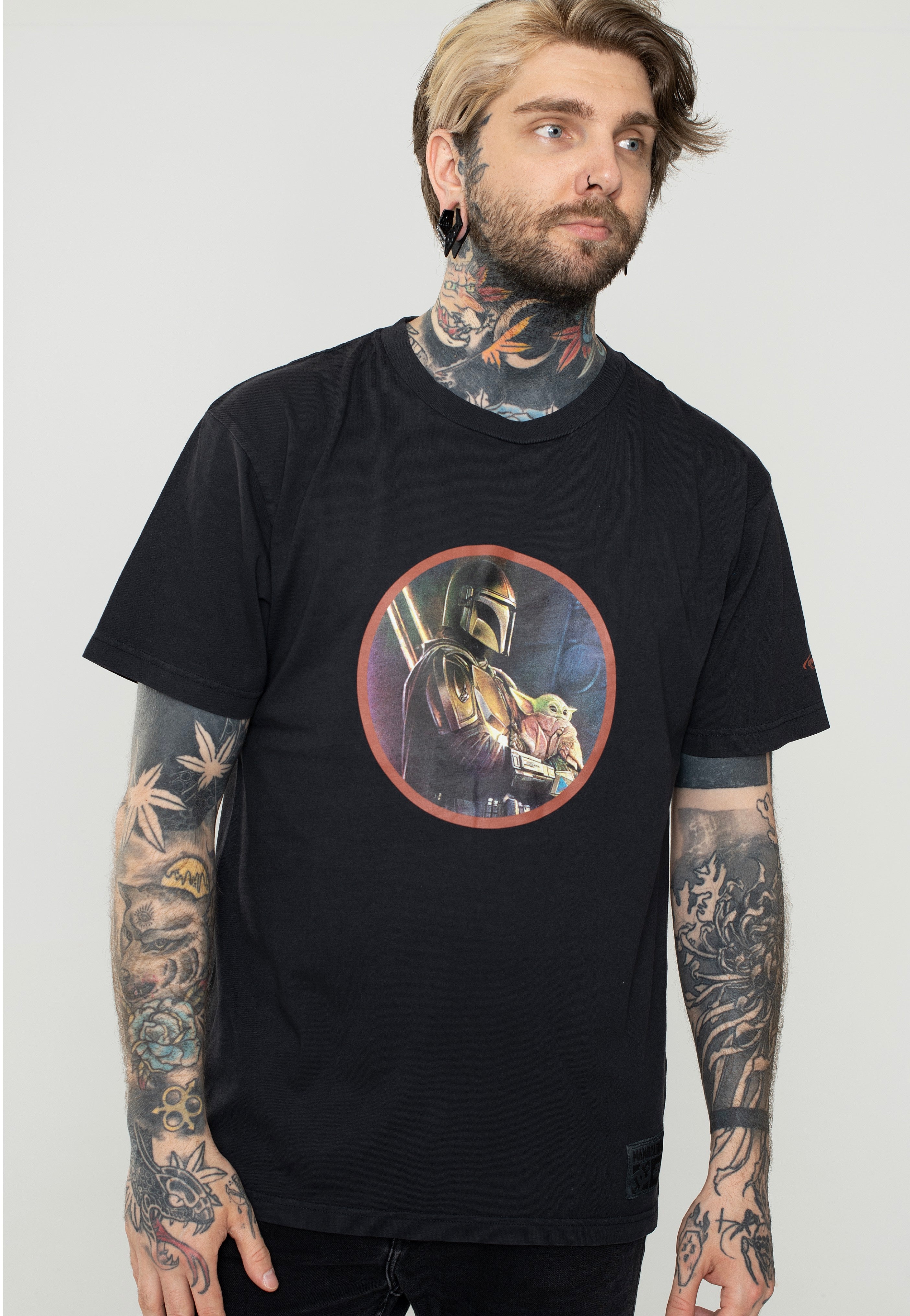 DC x The Mandalorian - Mando And The Child Hss Black Pigment Dye - T-Shirt | Men-Image