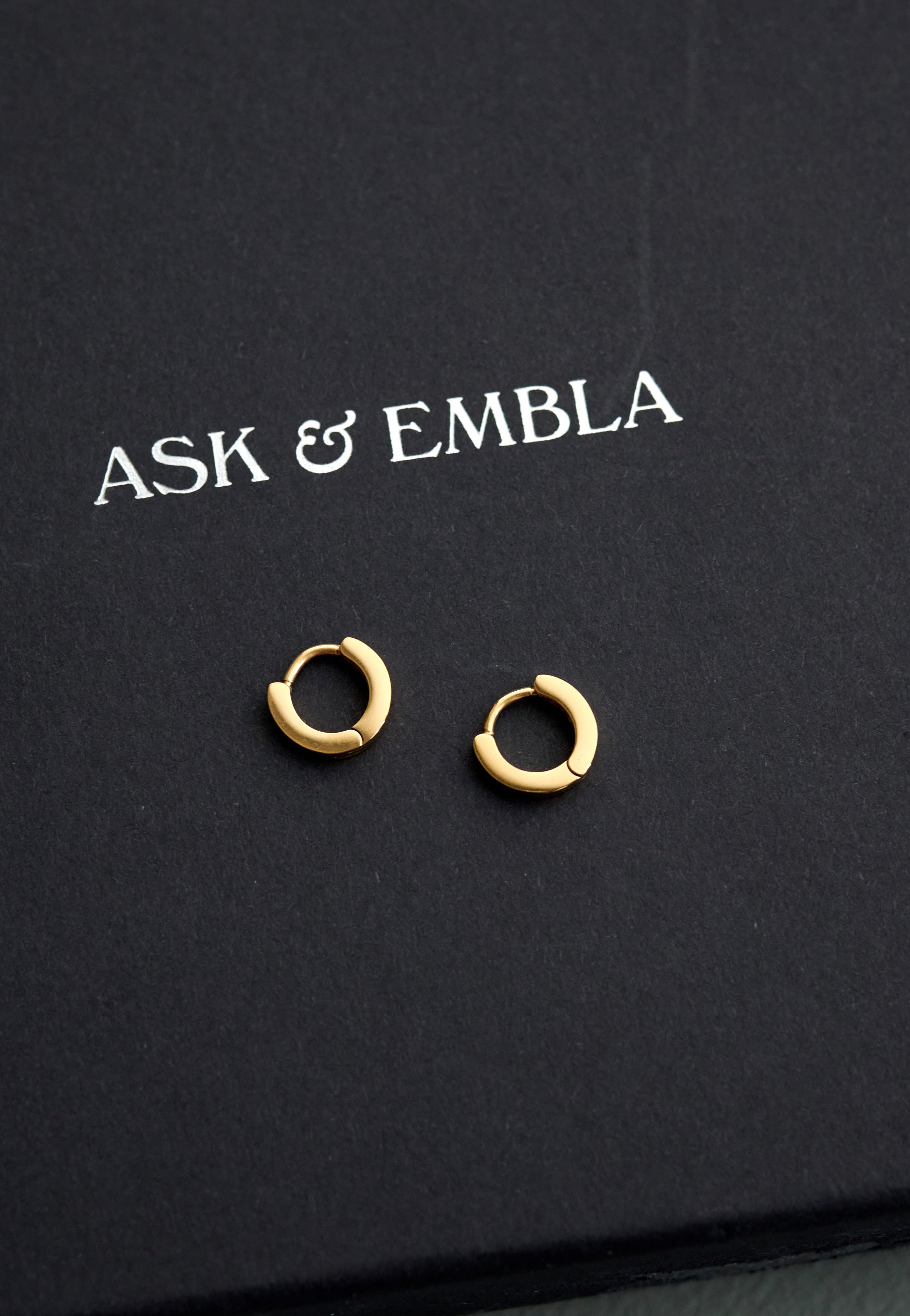 Ask & Embla - Classic Court Huggie Gold - Earrings | Neutral-Image