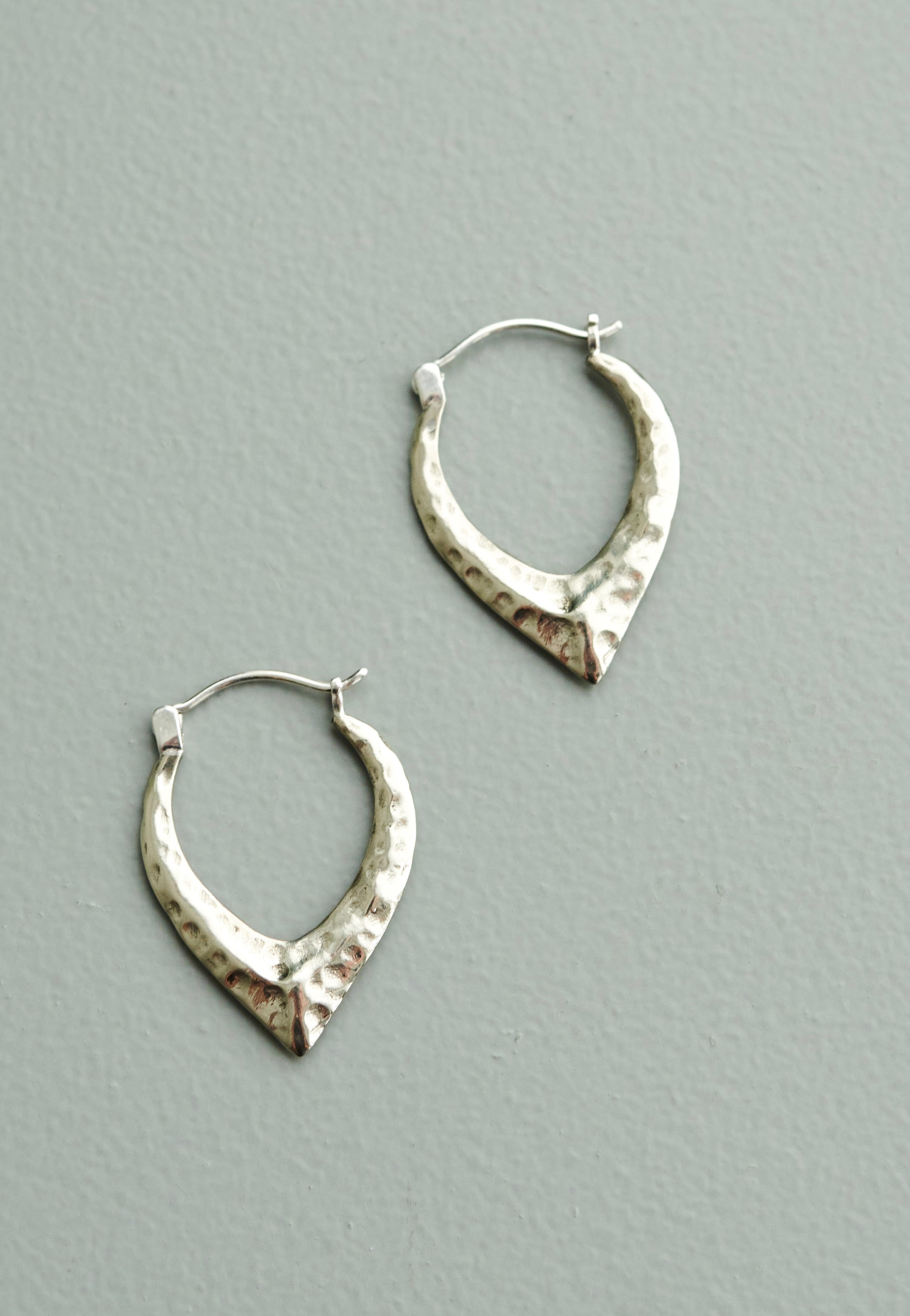 Ask & Embla - Valera Arrow Silver - Earrings | Neutral-Image