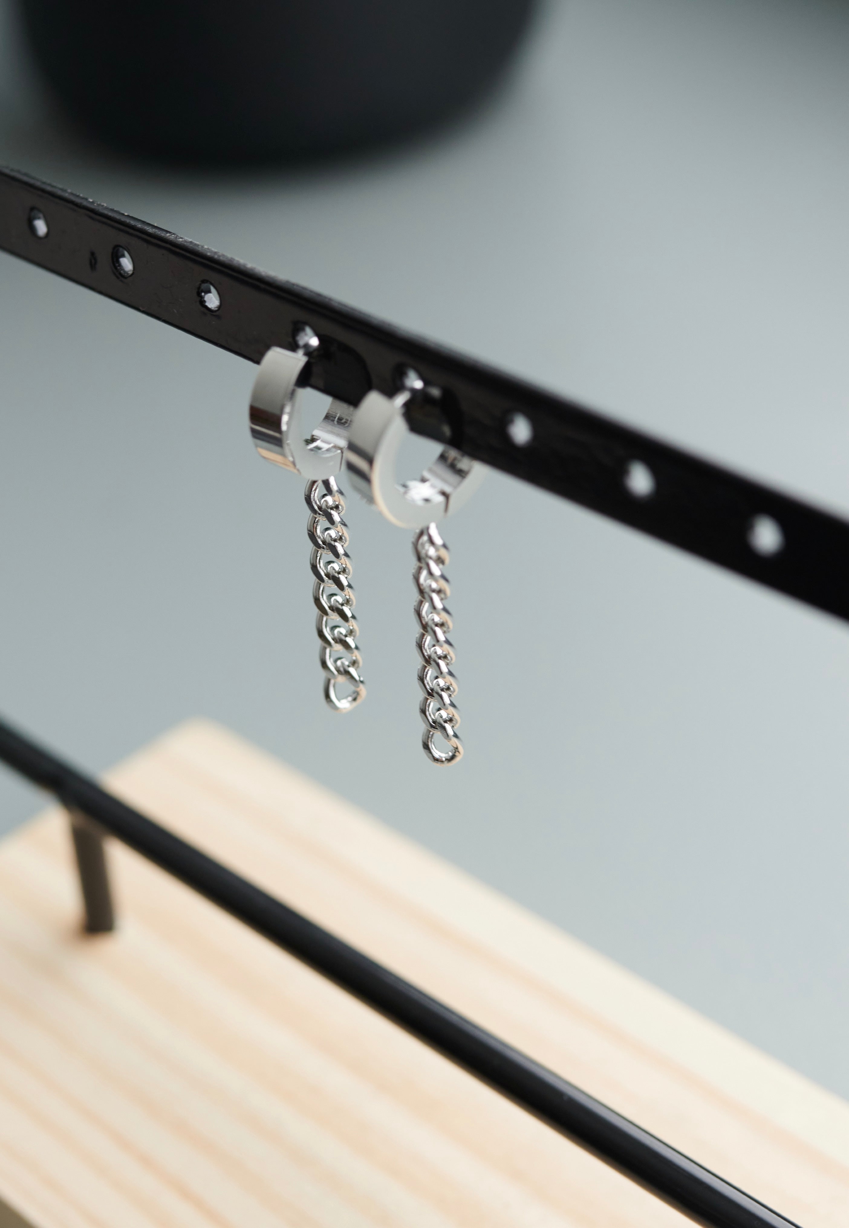 Ask & Embla - Axel Chain Huggie Silver - Earrings | Neutral-Image