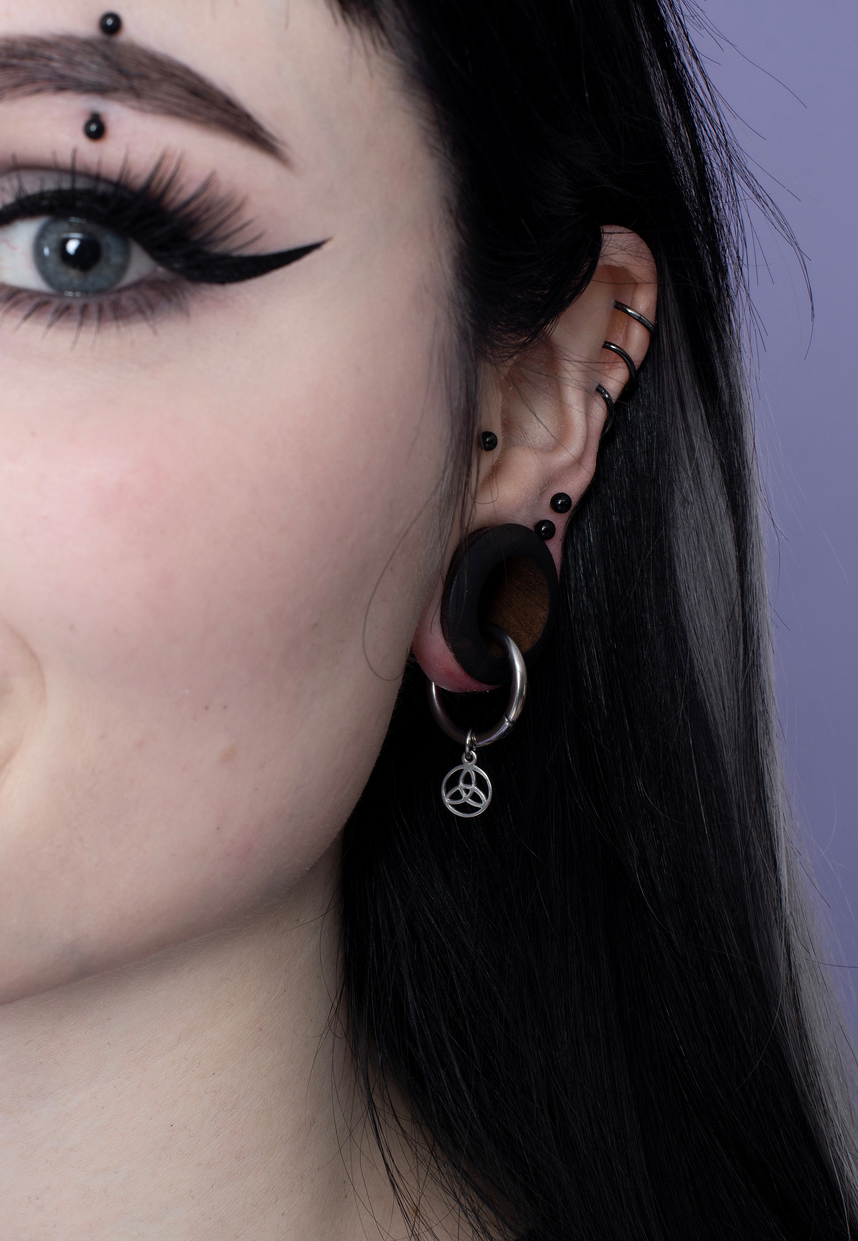 etNox - Hang Triquetra Silver - Earrings | Neutral-Image