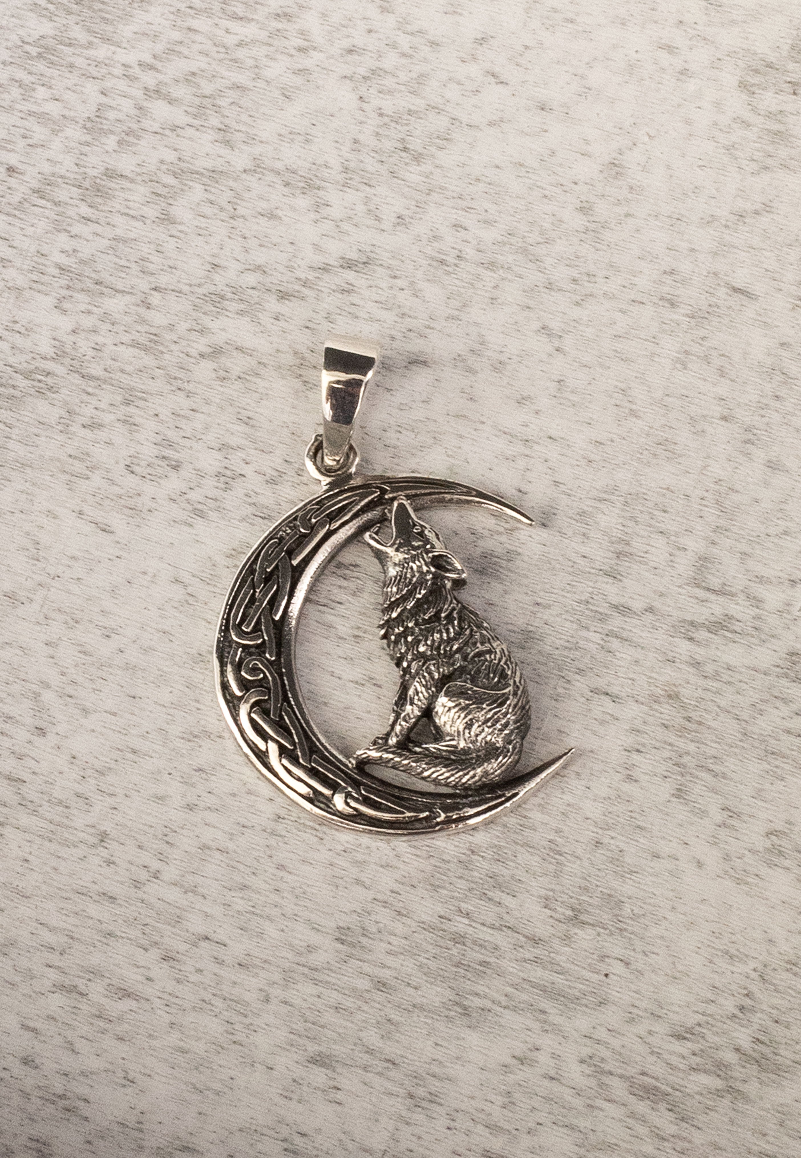 etNox - Howling Wolf in Moon Silver - Pendant | Neutral-Image