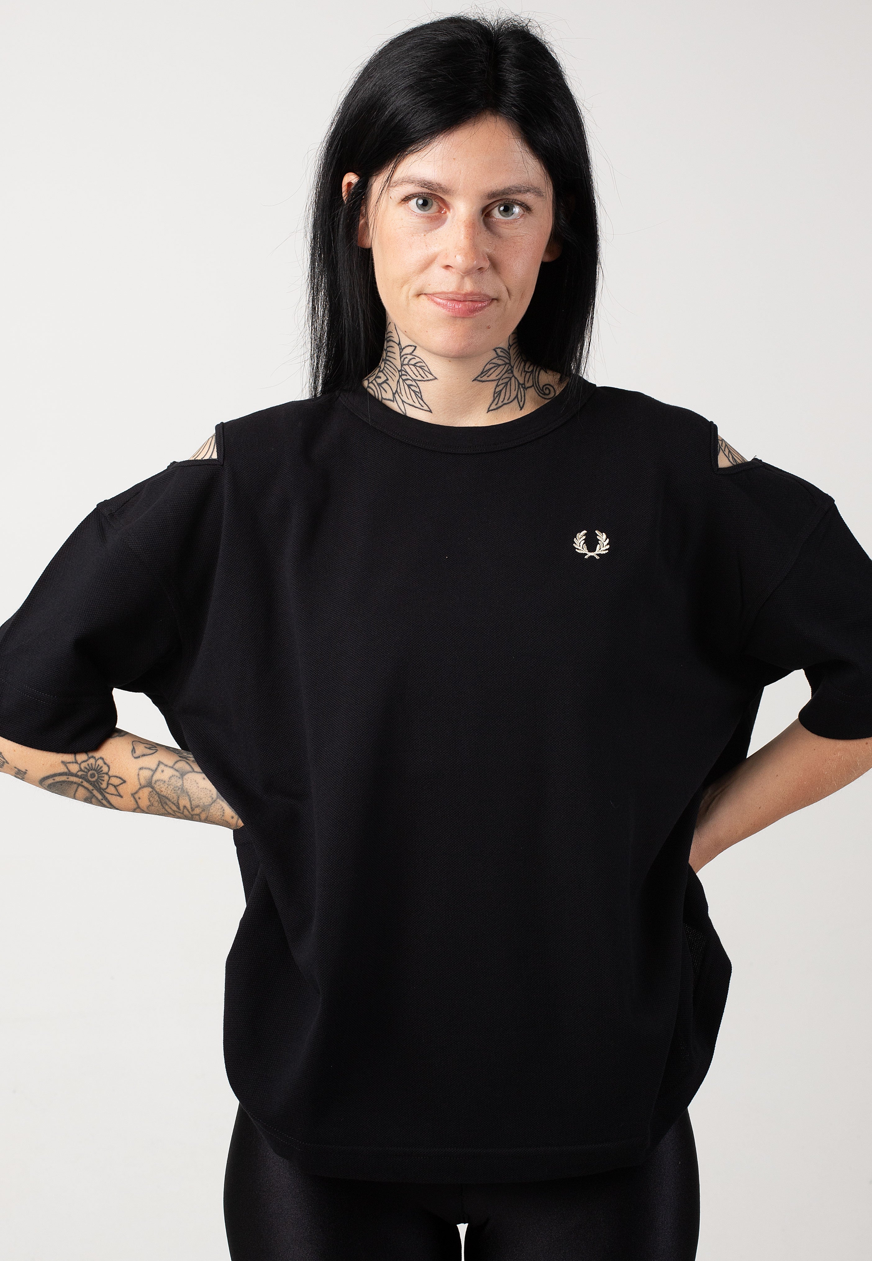 Fred Perry - Cut Out Black - T-Shirt | Women-Image