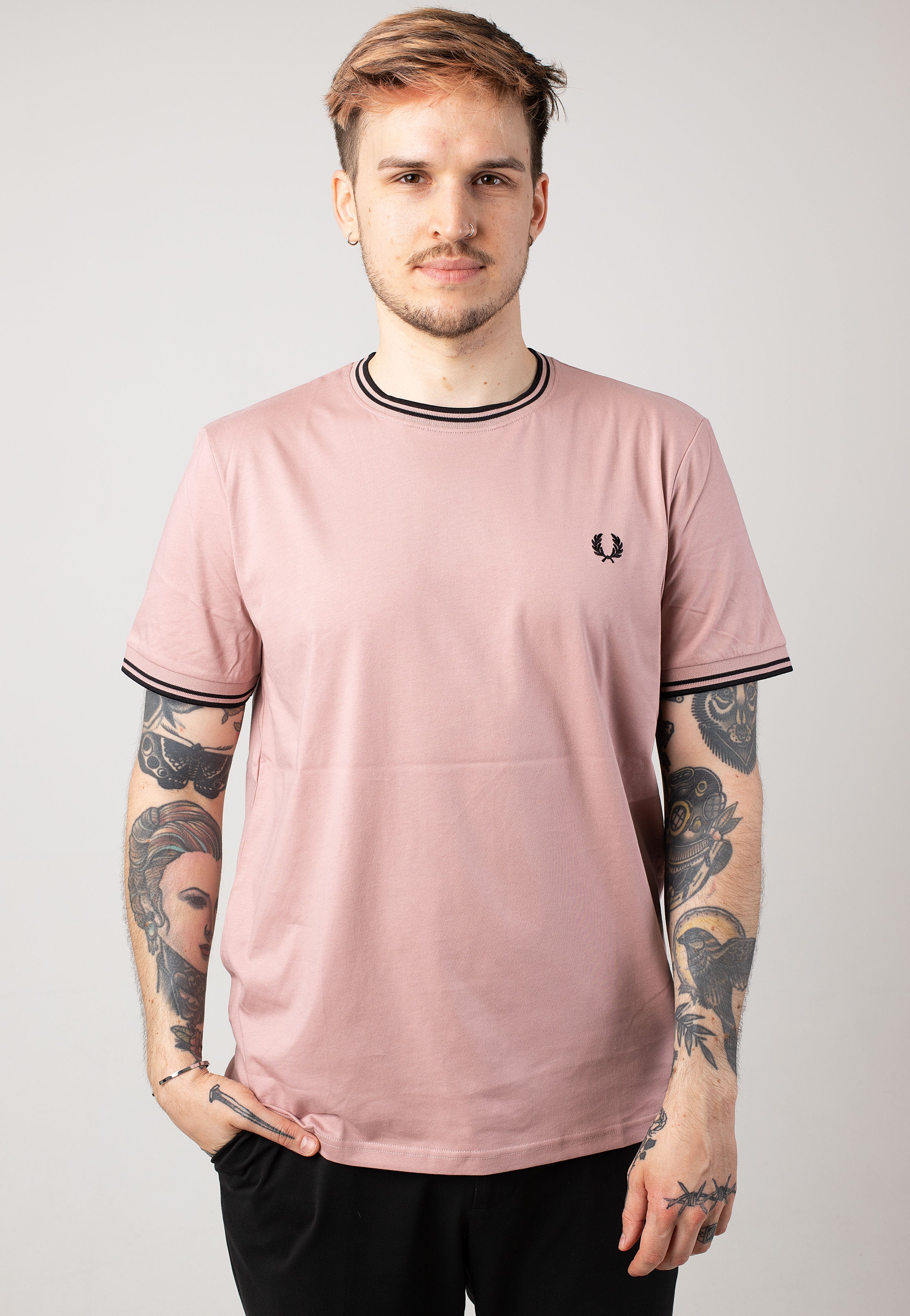 Fred Perry - Twin Tipped Dusty Rose Pink/Black - T-Shirt | Men-Image