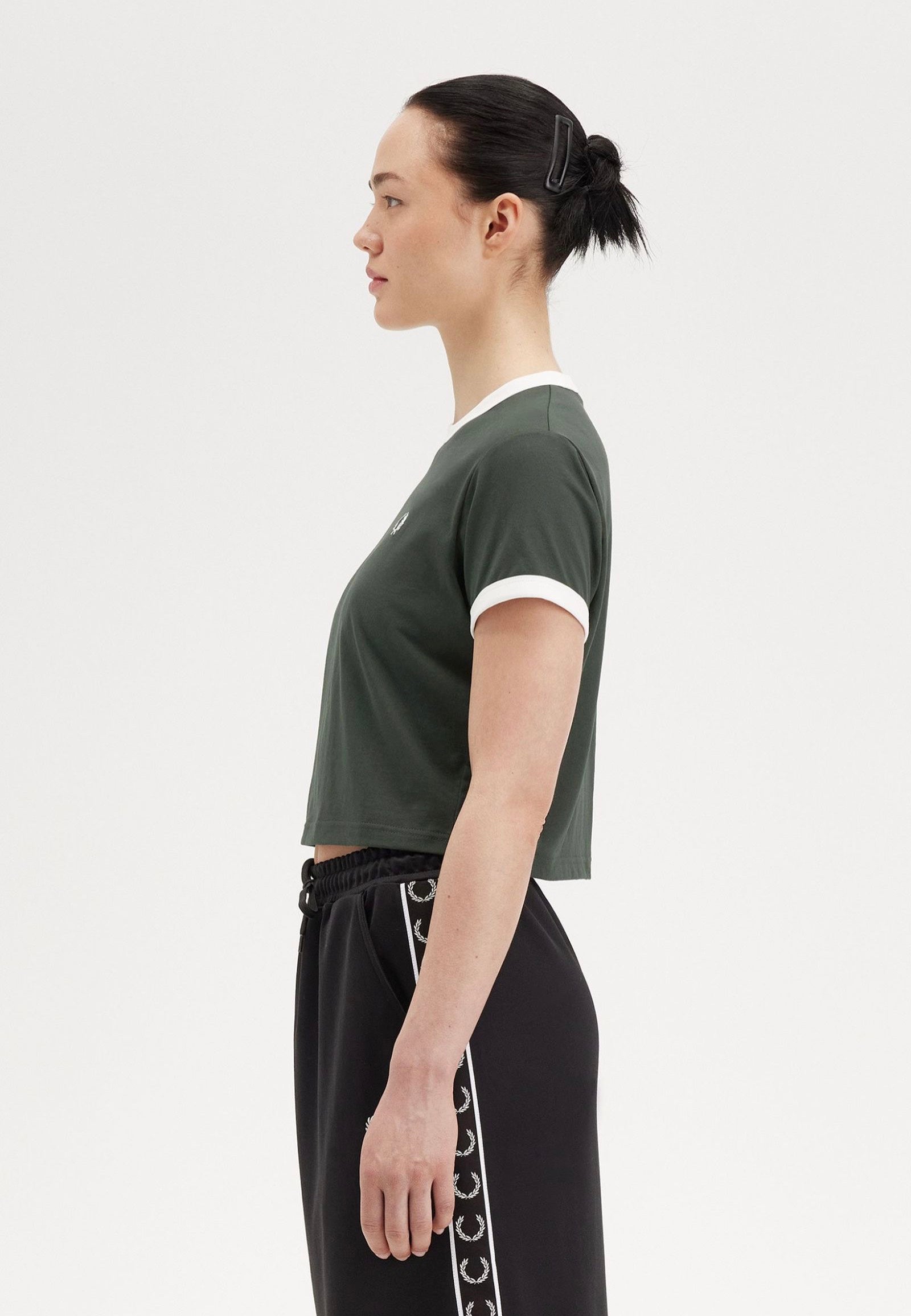 Fred Perry - Cropped Ringer Court Green - T-Shirt | Women-Image