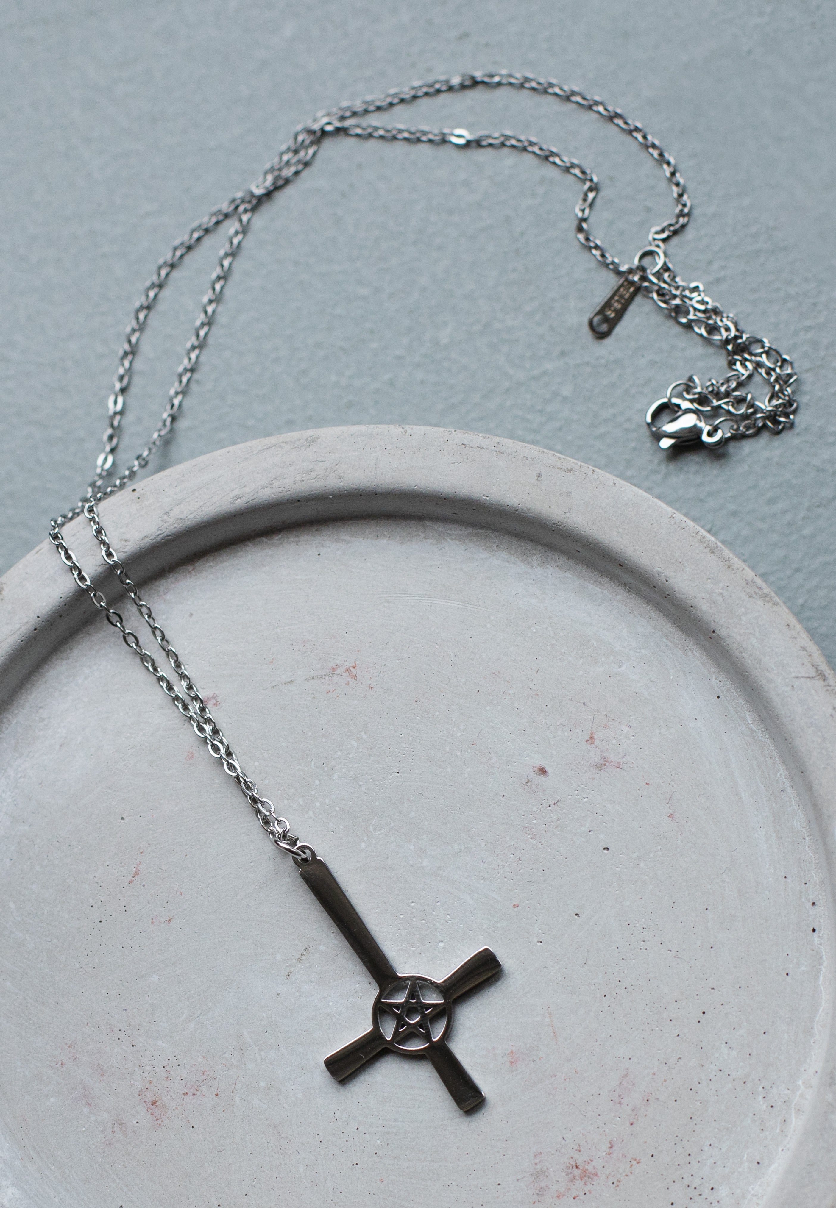 Easure - Pentagram Cross - Necklace | Neutral-Image