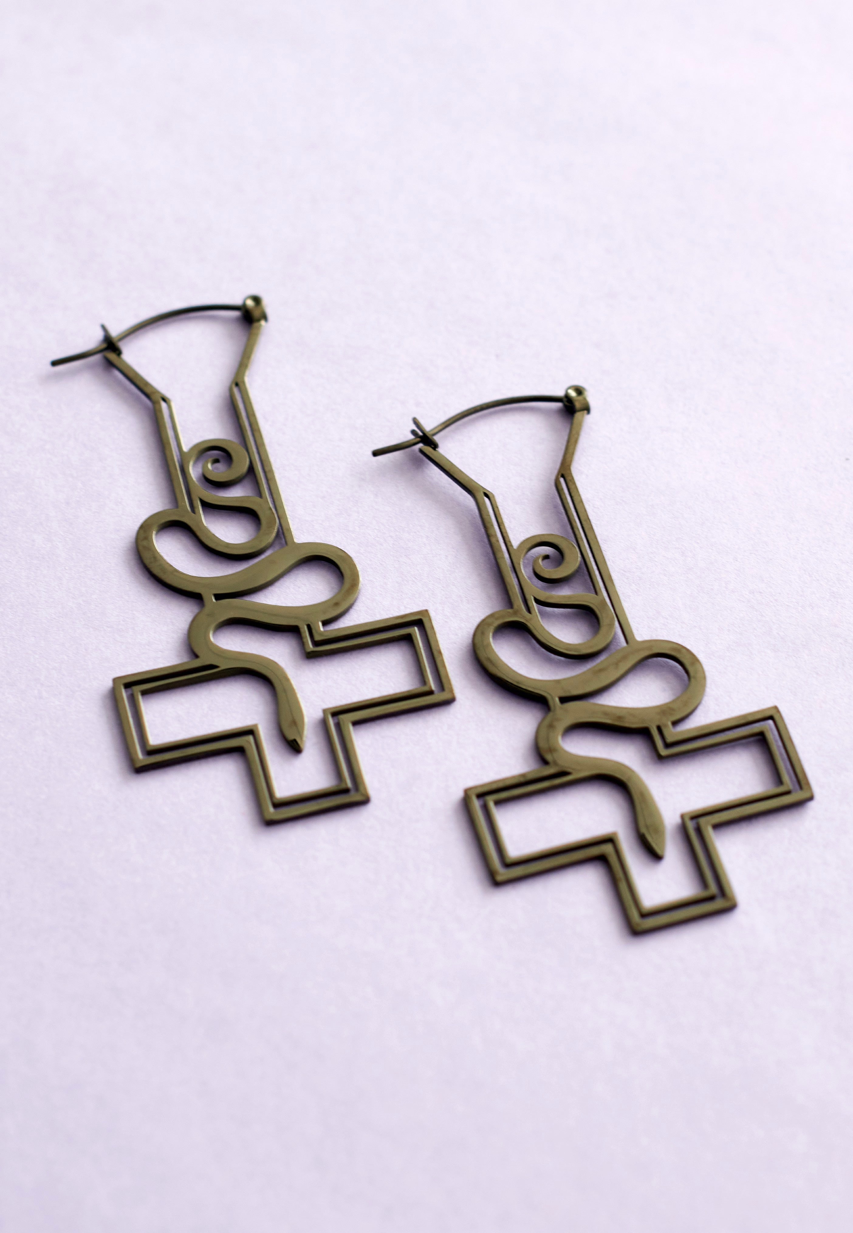 Wildcat - Cross Snake Sinner Black - Earrings | Neutral-Image