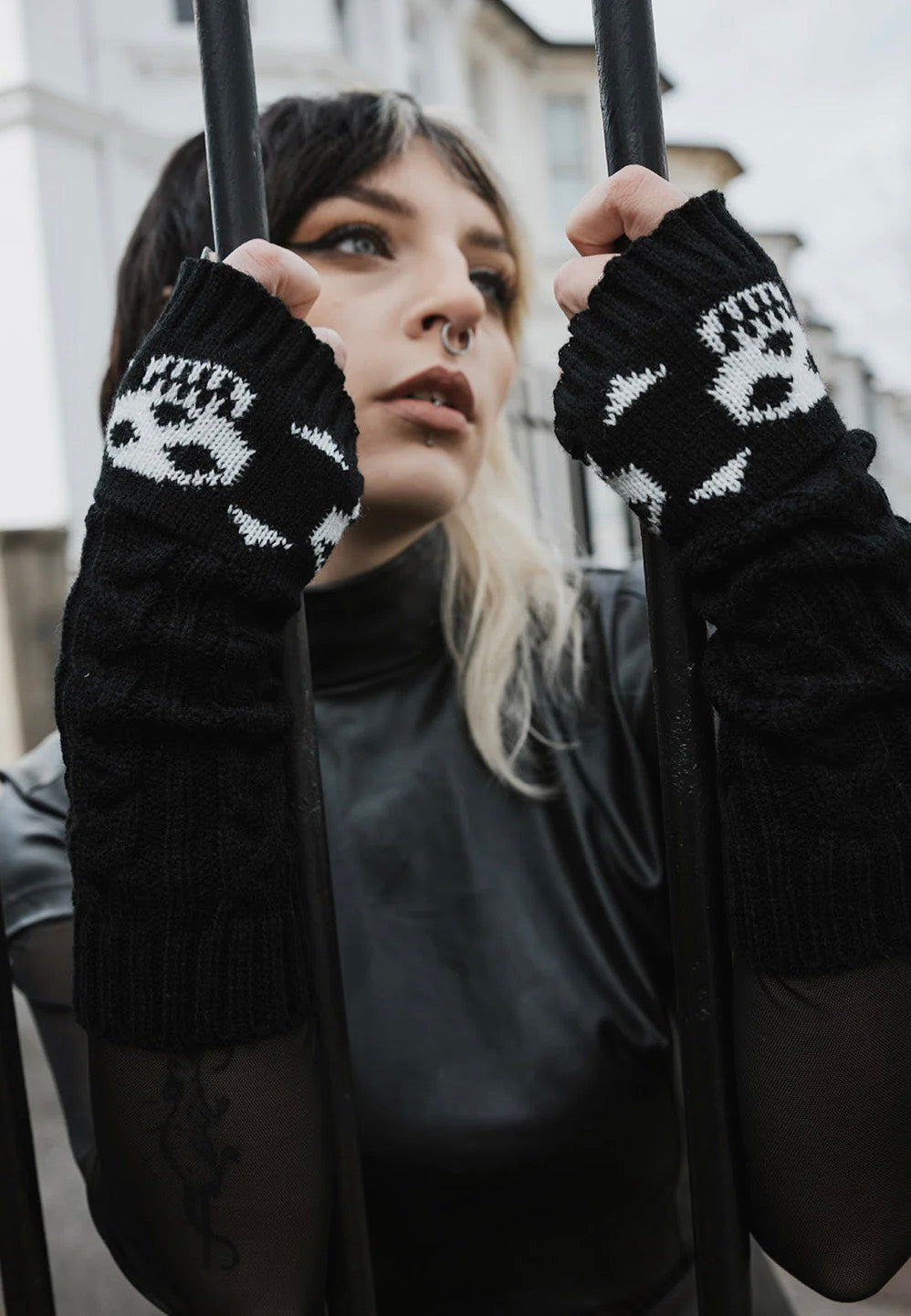 Pamela Mann - Knitted Skull and Crossbones Fingerless Black/White - Gloves | Neutral-Image