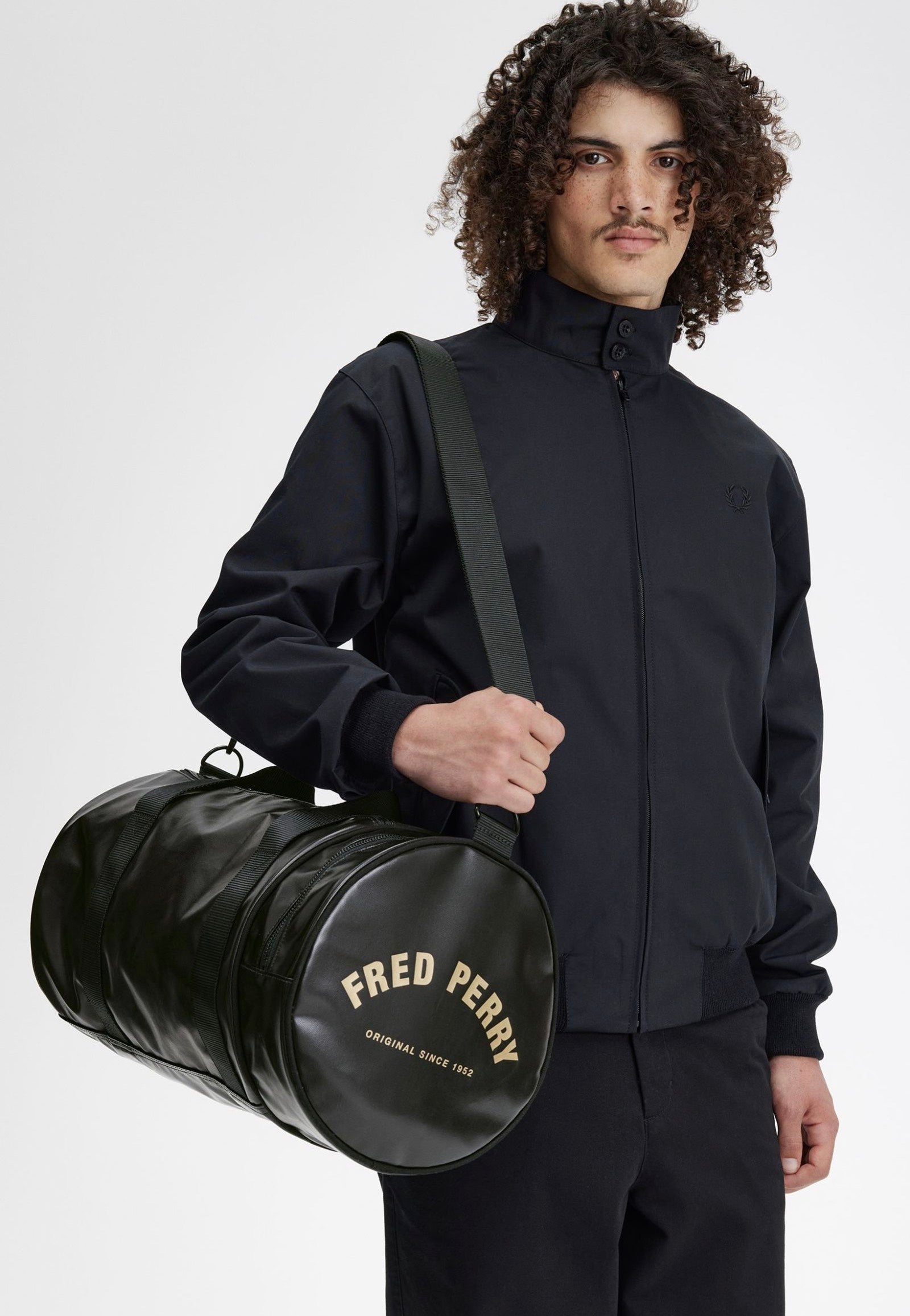 Fred Perry - Tonal Classic Barrel Black/Gold - Dufflebag | Neutral-Image