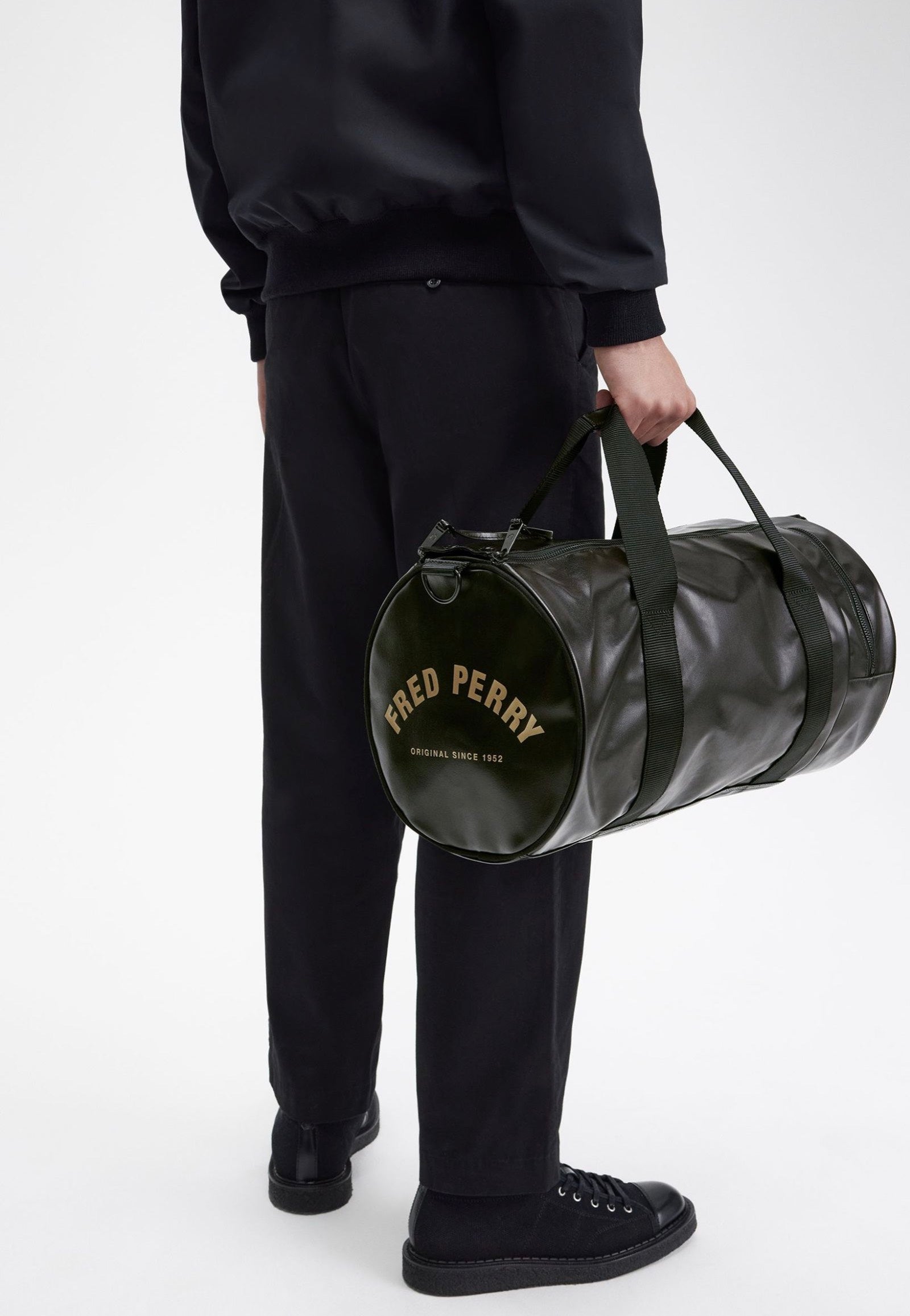 Fred Perry - Tonal Classic Barrel Black/Gold - Dufflebag | Neutral-Image