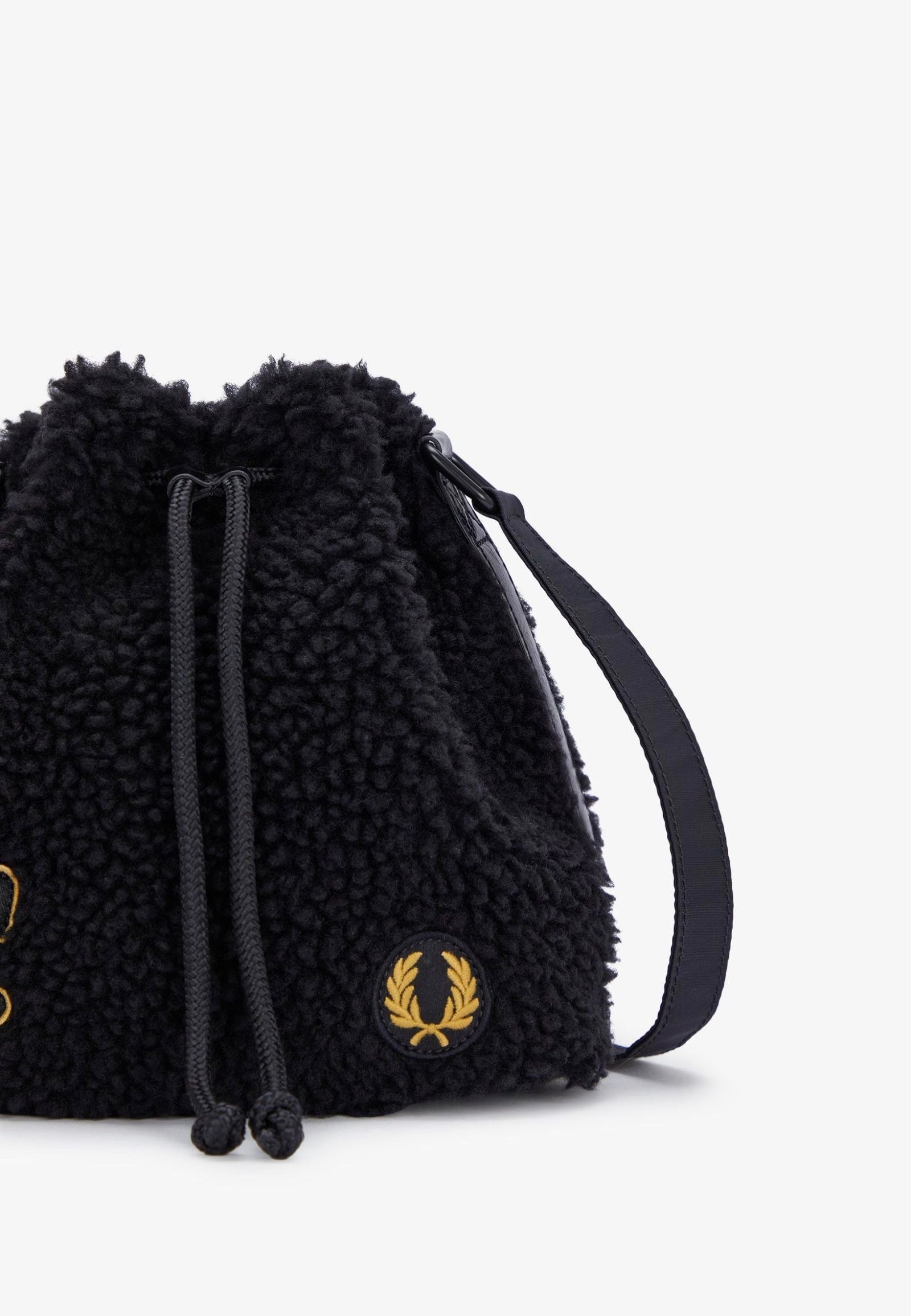 Fred Perry x Amy Winehouse - Amy Borg Bucket Black - Bag | Neutral-Image