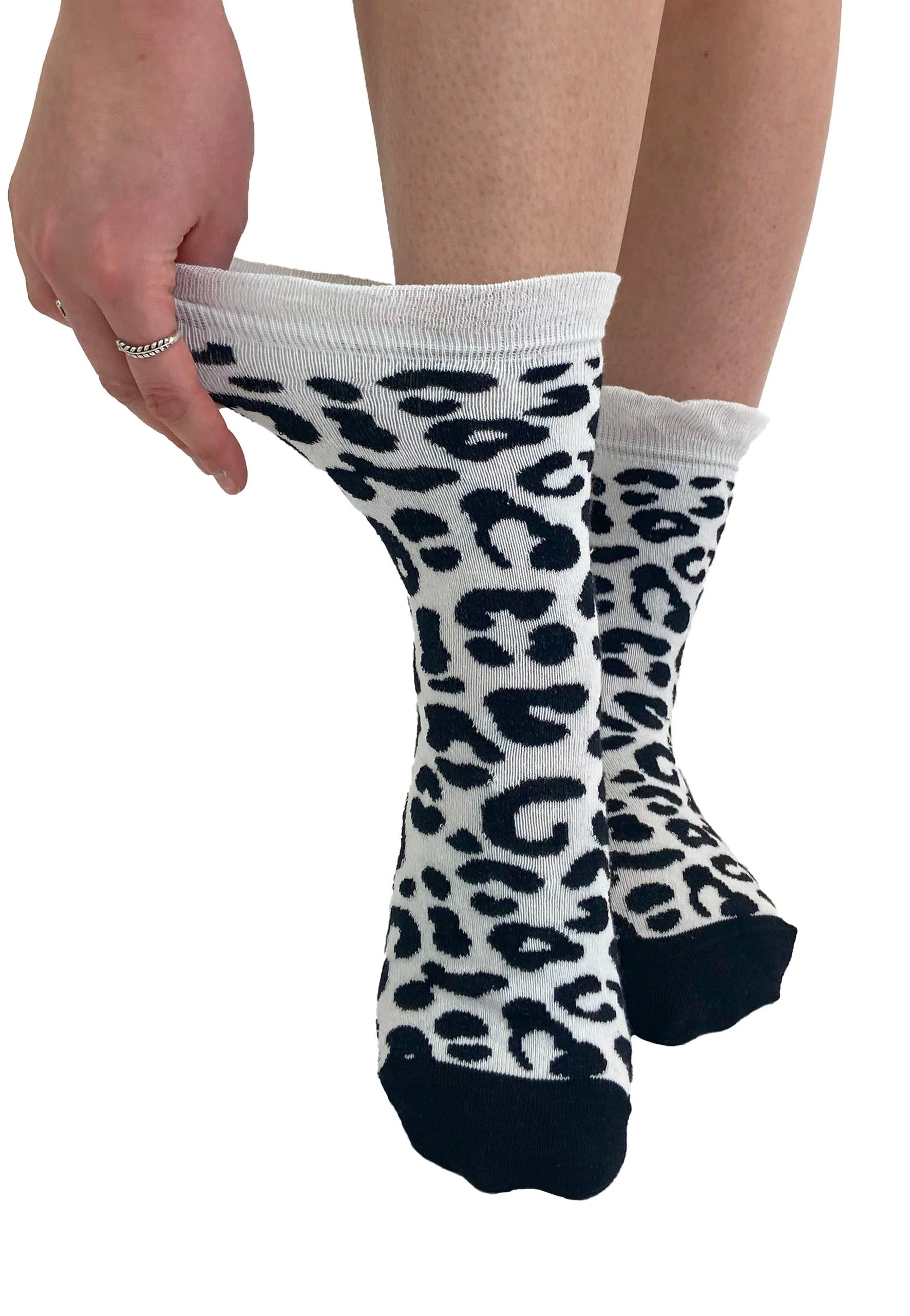 Pamela Mann - Extra Wide Leopard Ankle Black - Socks | Neutral-Image