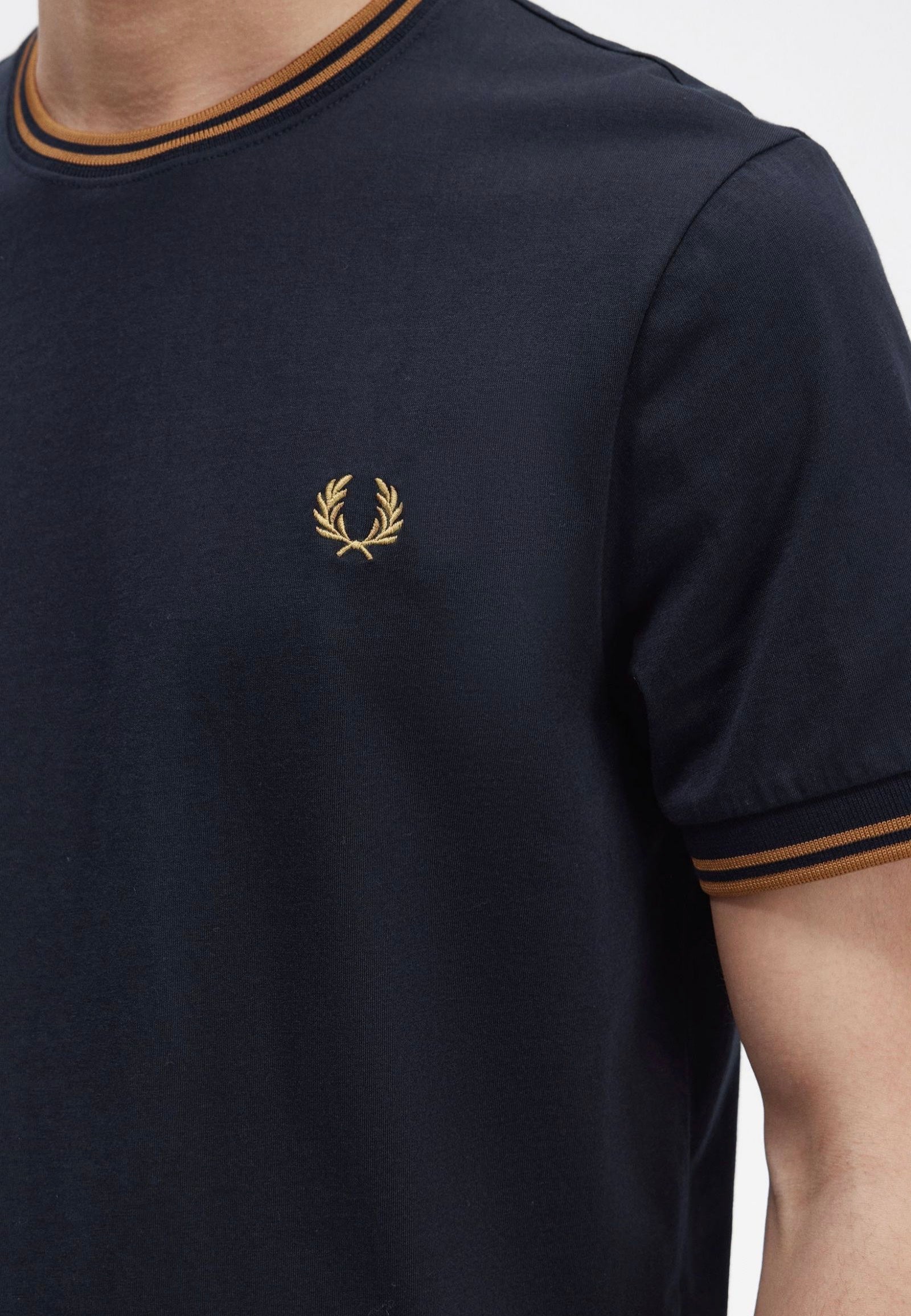 Fred Perry - Twin Tipped Navy/Dark Caramel - T-Shirt | Men-Image