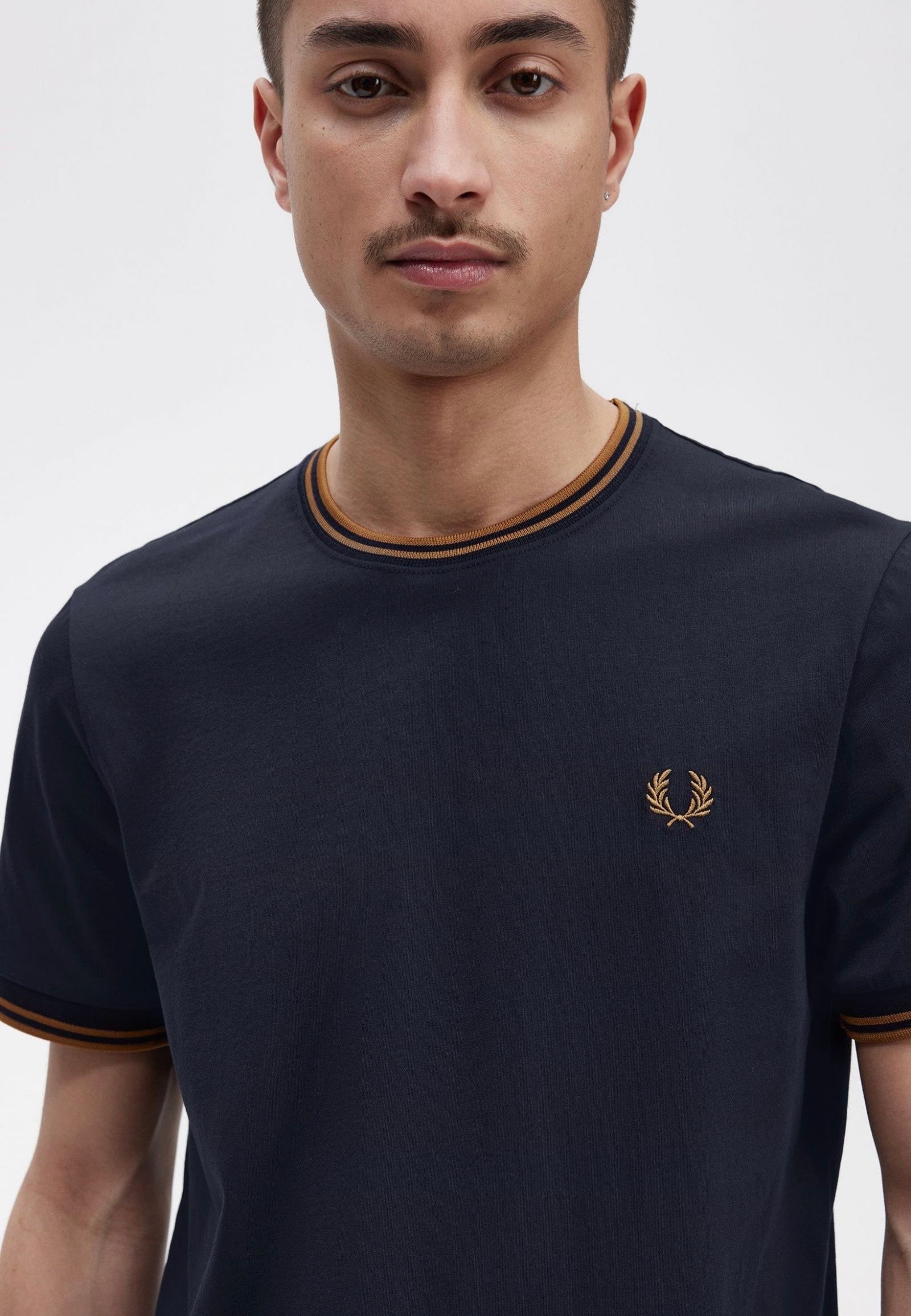 Fred Perry - Twin Tipped Navy/Dark Caramel - T-Shirt | Men-Image