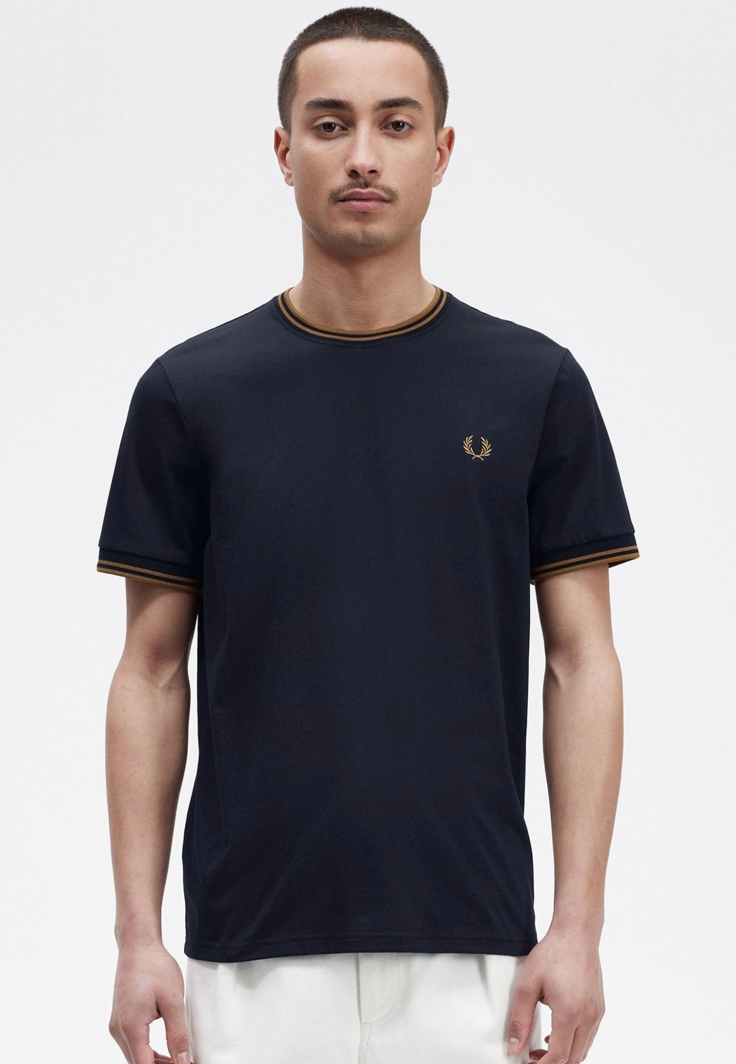 Fred Perry - Twin Tipped Navy/Dark Caramel - T-Shirt | Men-Image