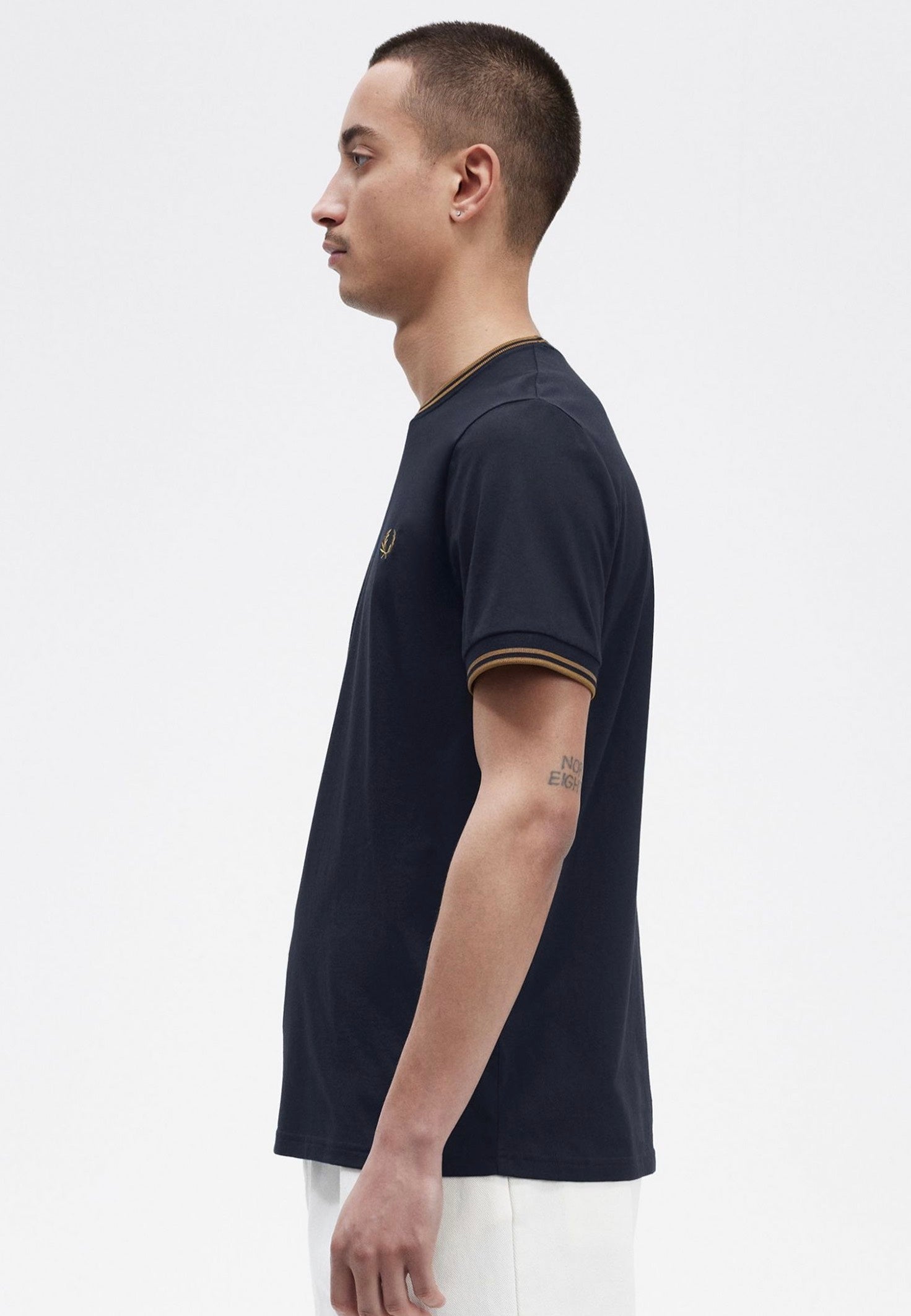 Fred Perry - Twin Tipped Navy/Dark Caramel - T-Shirt | Men-Image