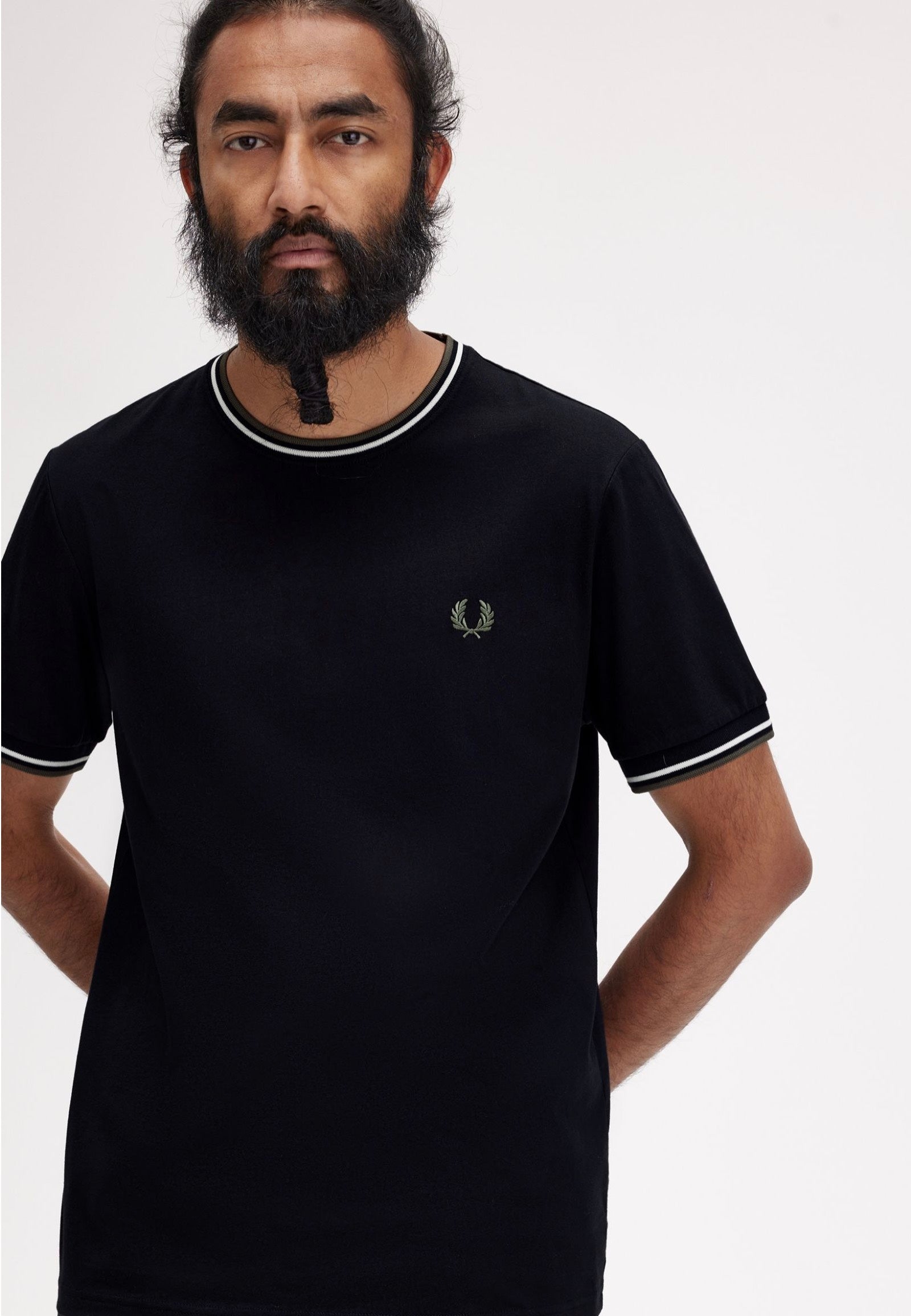 Fred Perry - Twin Tipped Black/Ecru/Laurel Wreath Green - T-Shirt | Men-Image