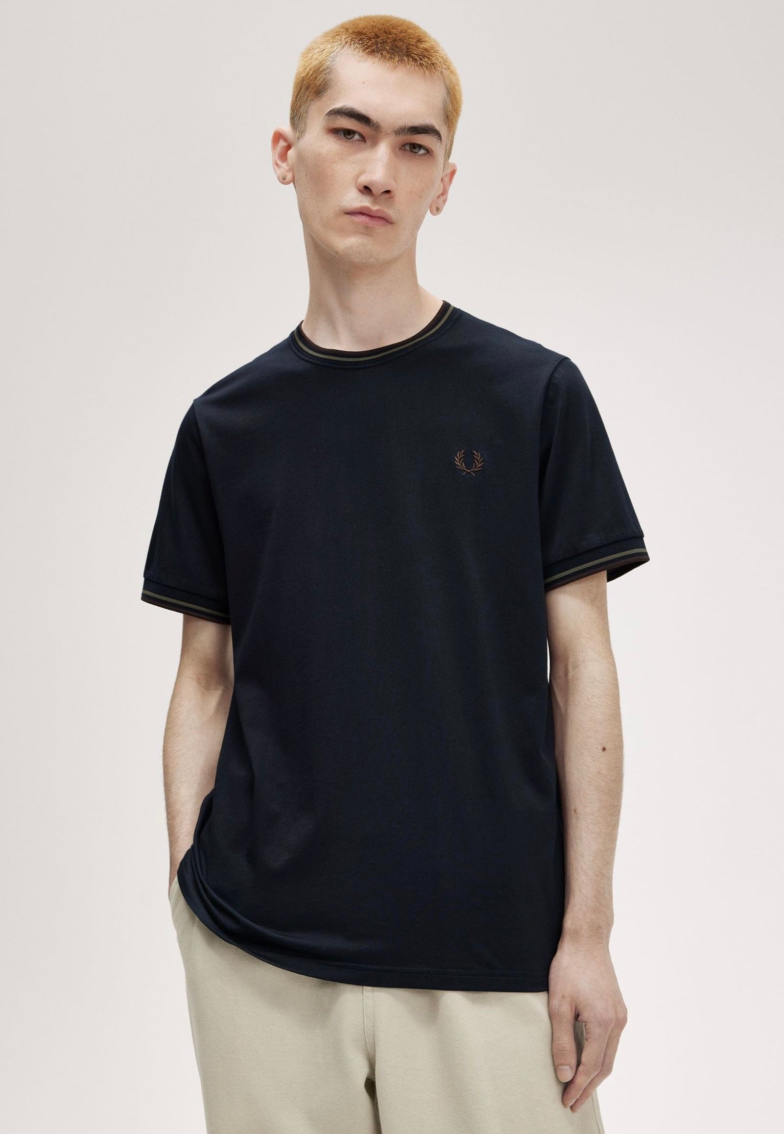 Fred Perry - Twin Tipped Nvy/Lrlwgrn/Bric - T-Shirt | Men-Image