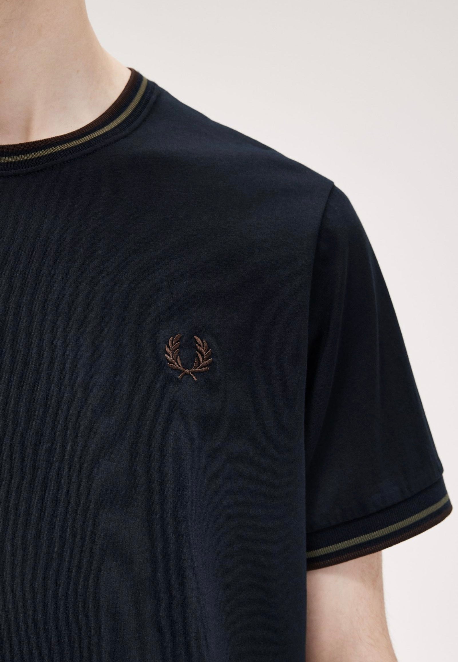 Fred Perry - Twin Tipped Nvy/Lrlwgrn/Bric - T-Shirt | Men-Image