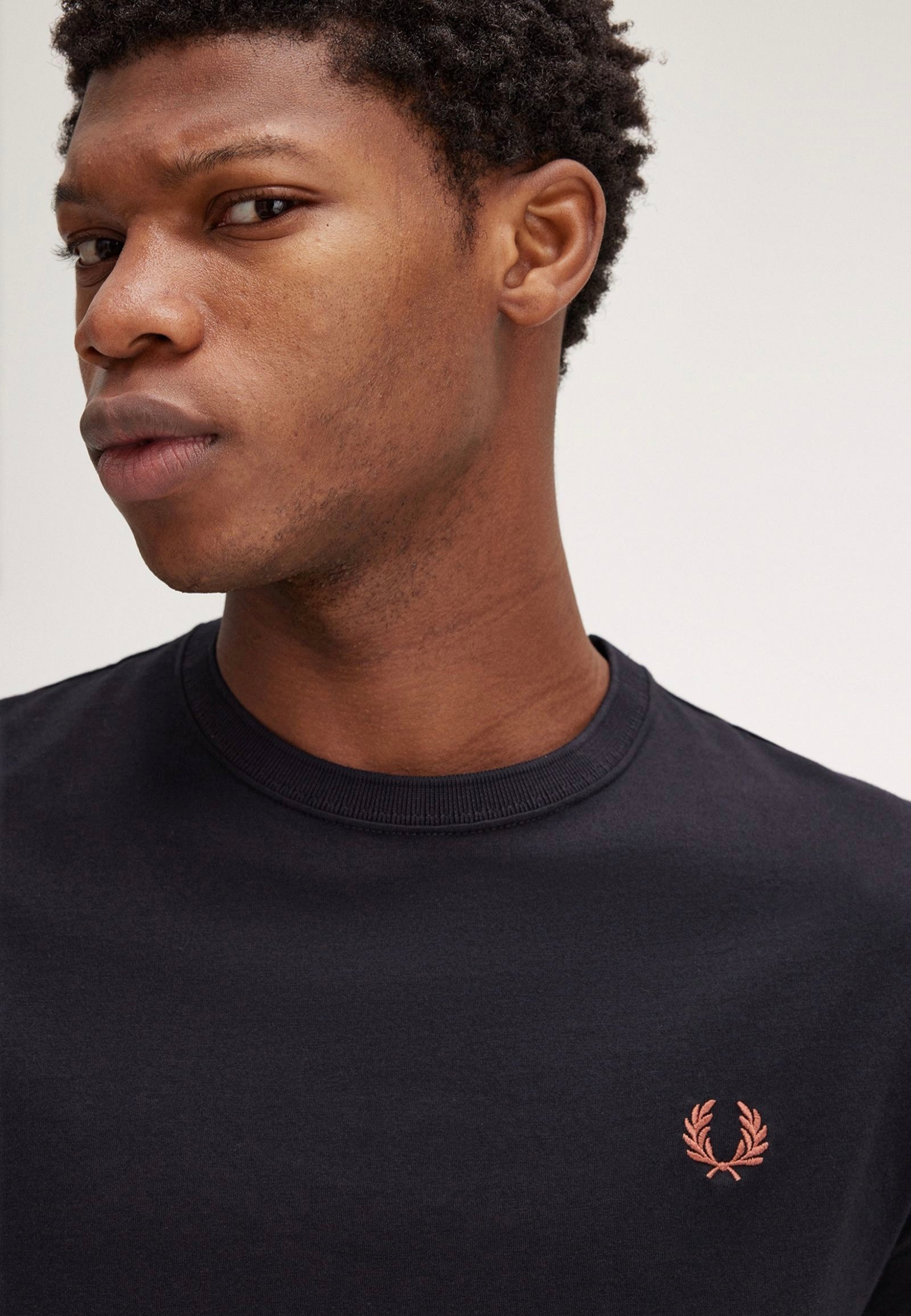 Fred Perry - Crew Neck Black/Whisky Brown - T-Shirt | Men-Image