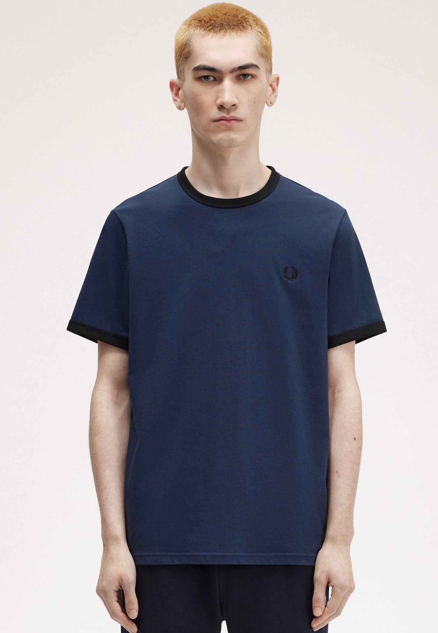 Fred Perry - Ringer Dkcarbon/Black - T-Shirt | Men-Image