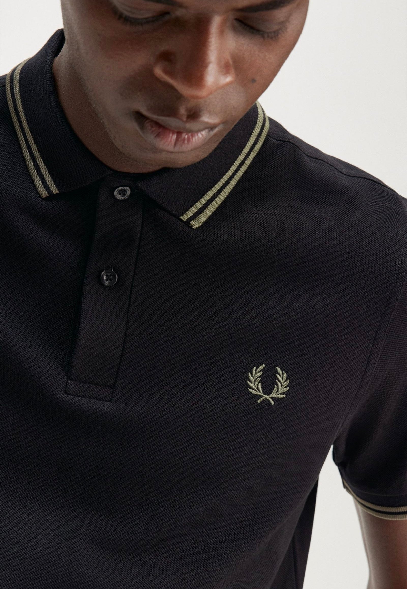 Fred Perry - The Twin Tipped Black/Lr Wgre - Polo | Men-Image