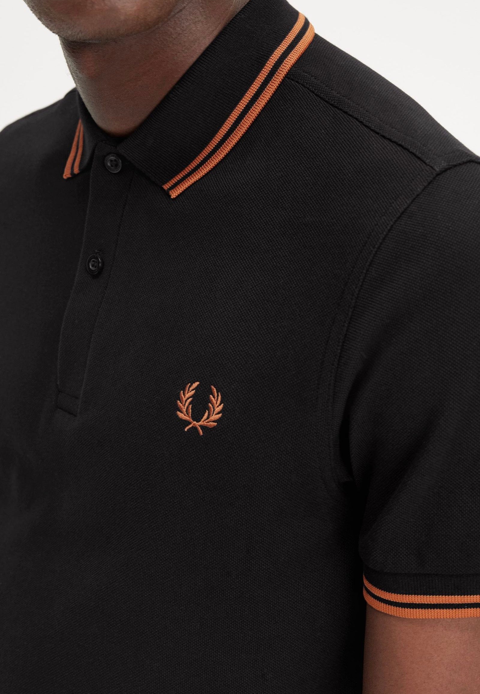 Fred Perry - The Twin Tipped Black/Marmalade - Polo | Men-Image