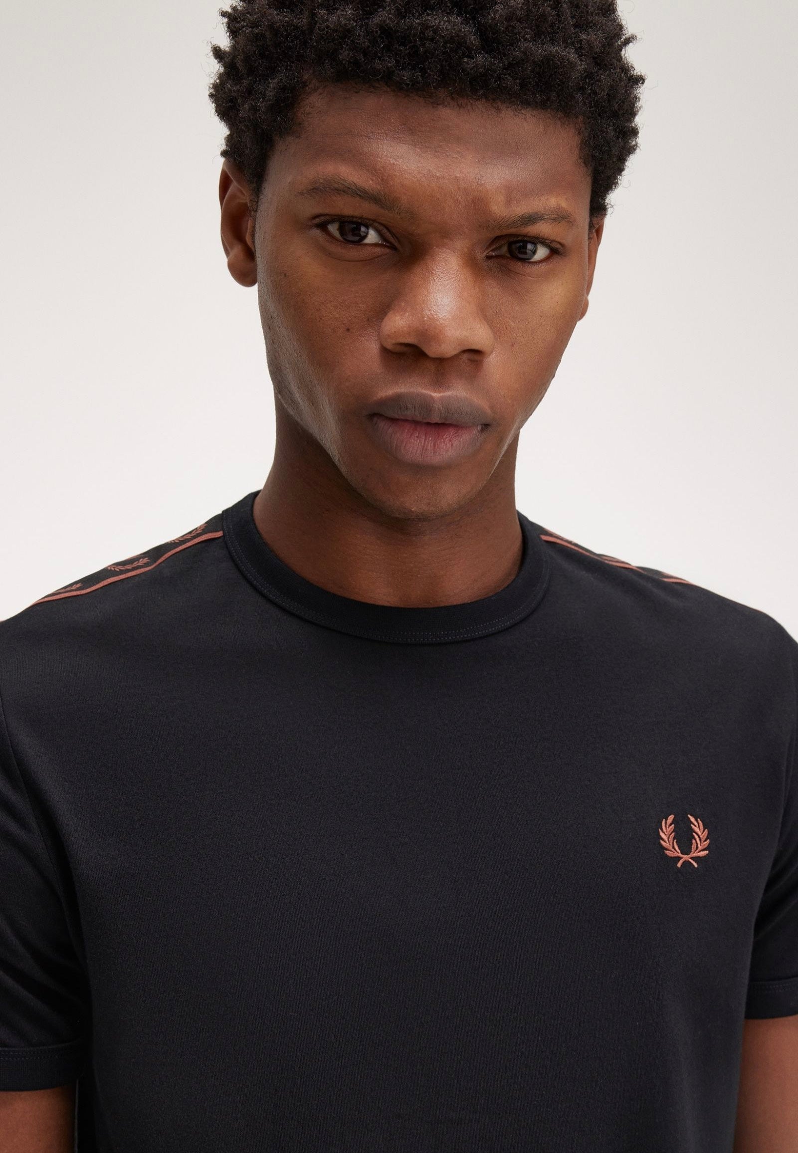 Fred Perry - Contrast Tape Ringer Black/Whisky Brown - T-Shirt | Men-Image