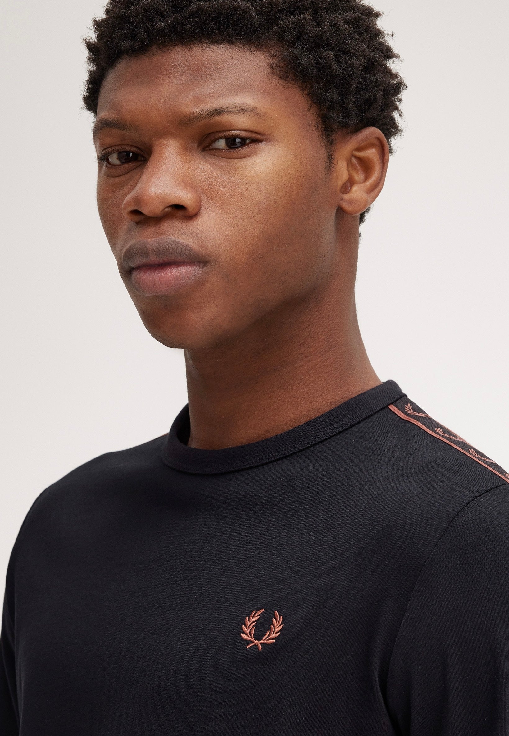 Fred Perry - Taped Black/Whisky Brown - Longsleeve | Men-Image