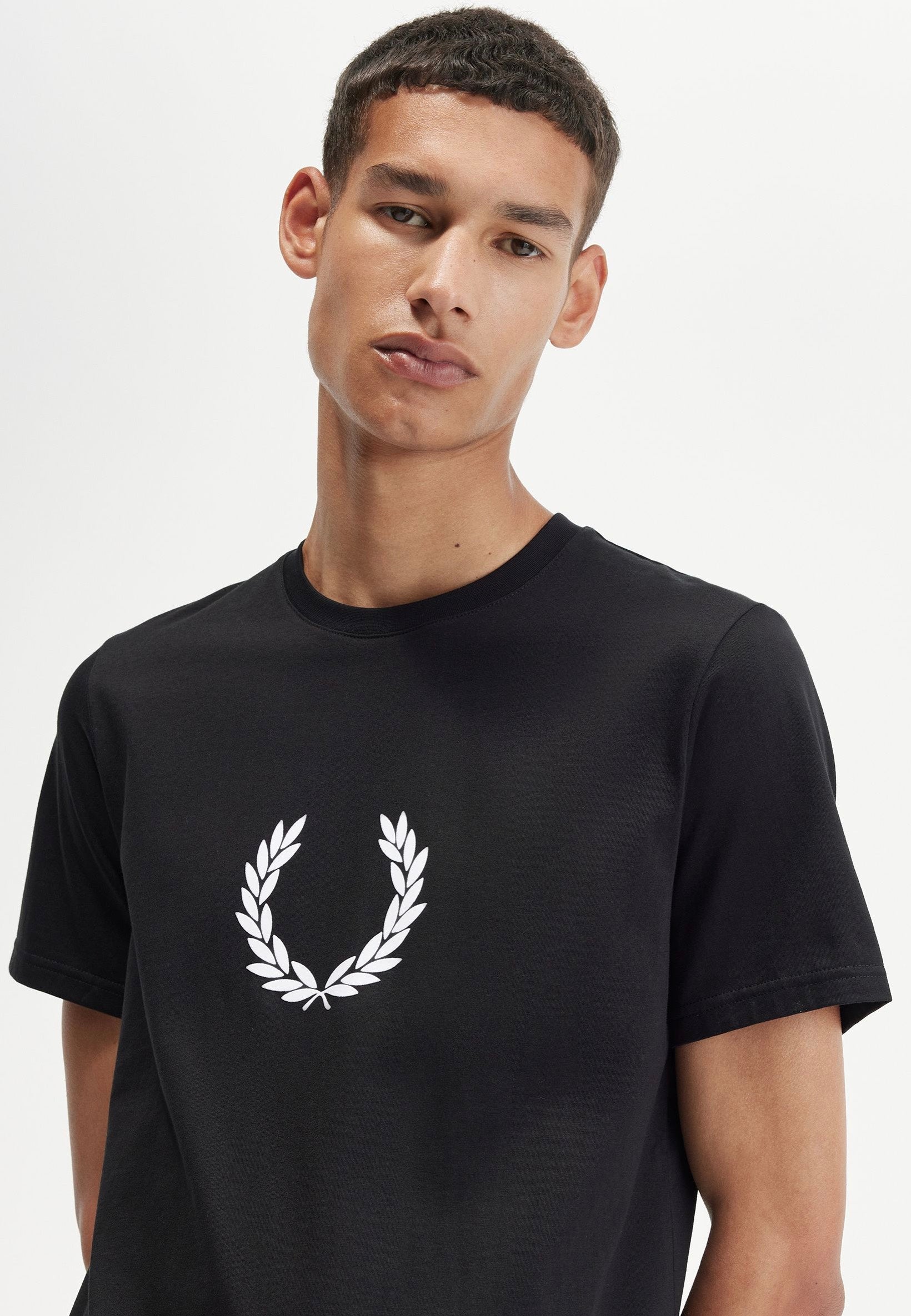 Fred Perry - Flocked Laurel Wreath Graphic Black - T-Shirt | Men-Image