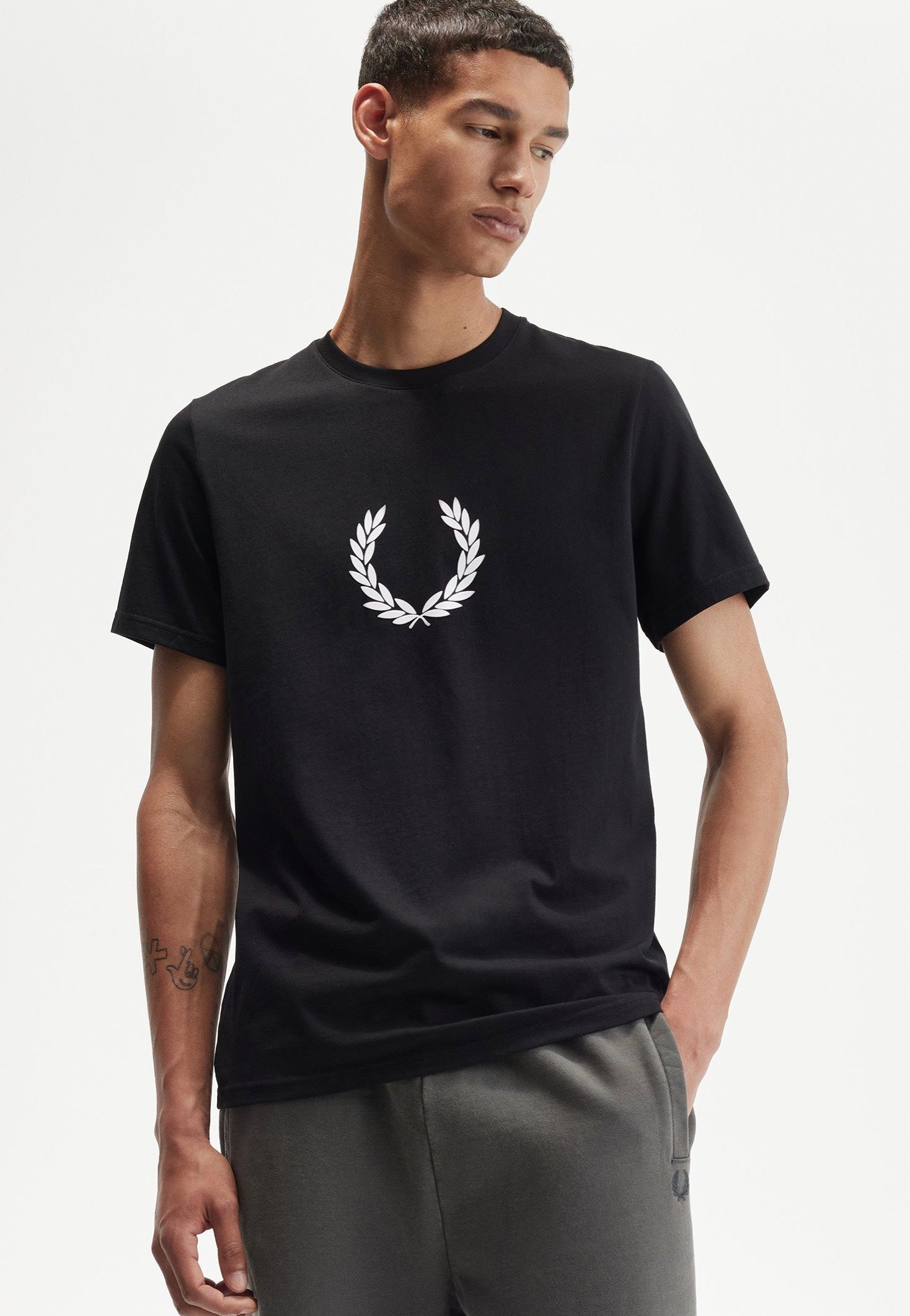 Fred Perry - Flocked Laurel Wreath Graphic Black - T-Shirt | Men-Image