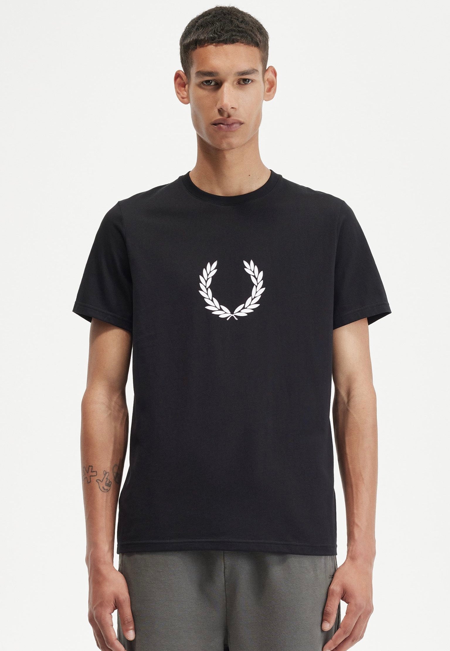 Fred Perry - Flocked Laurel Wreath Graphic Black - T-Shirt | Men-Image