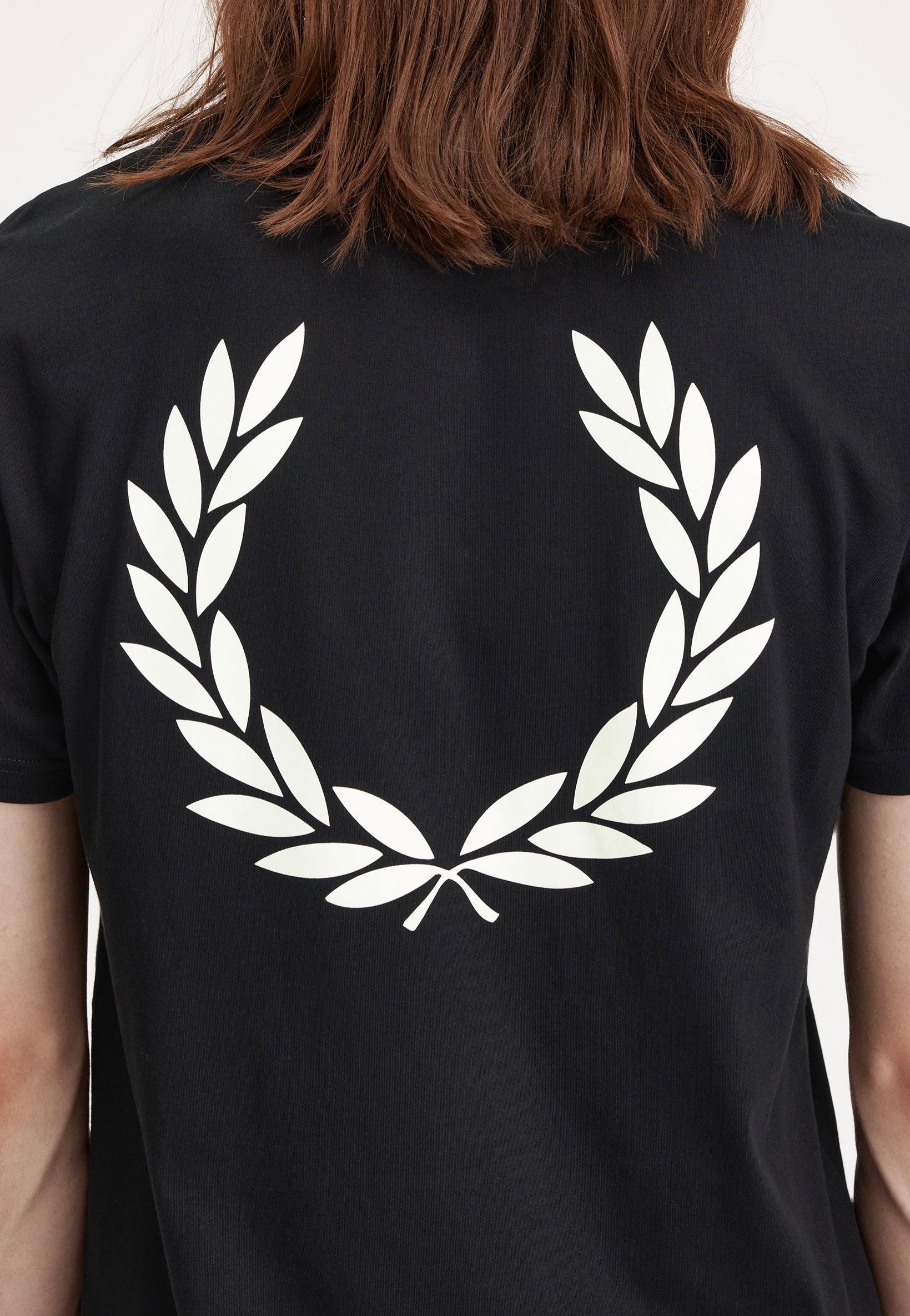 Fred Perry - Rear Powder Laurel Graphic Black - T-Shirt | Men-Image