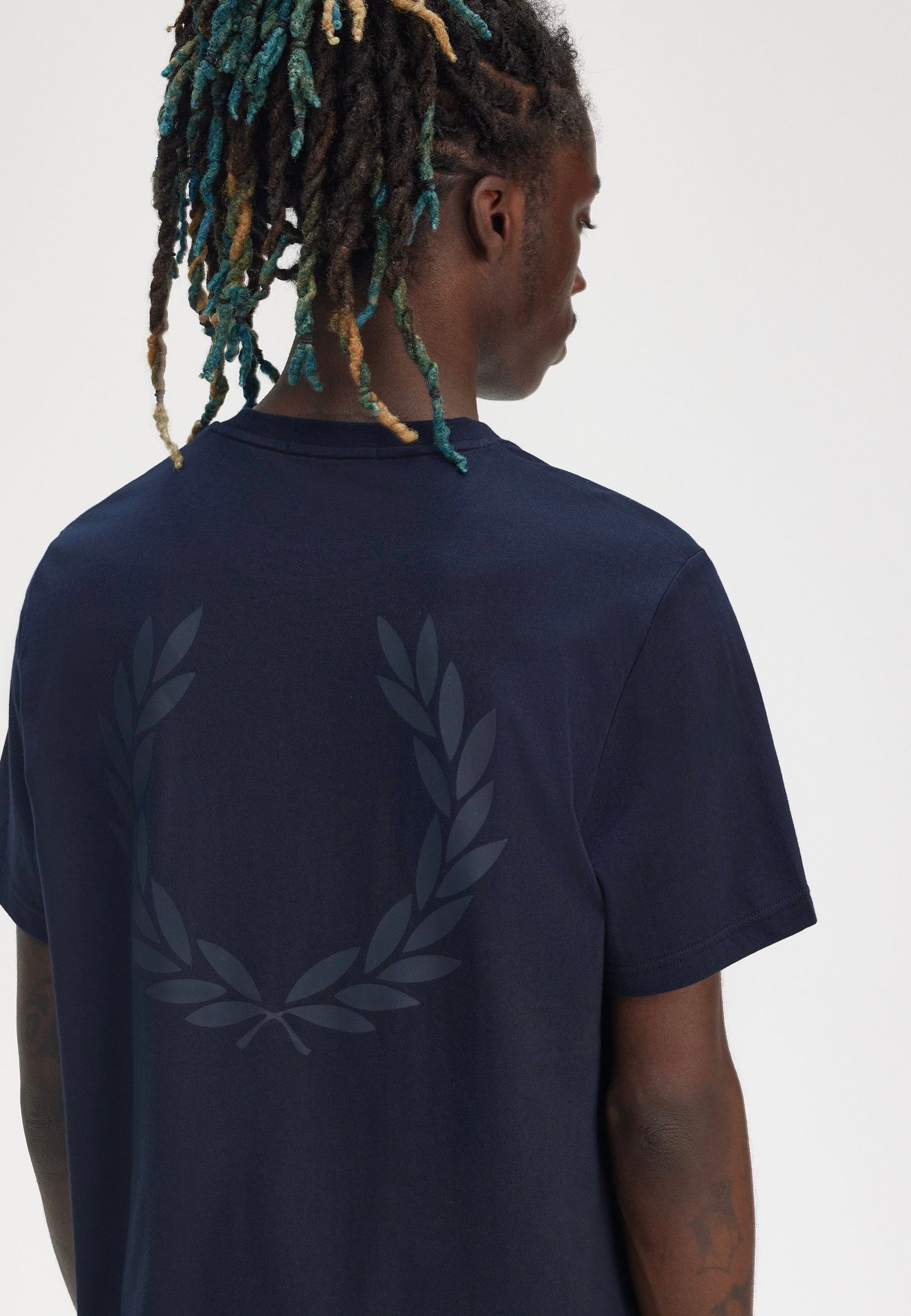 Fred Perry - Rear Powder Laurel Graphic Navy - T-Shirt | Men-Image