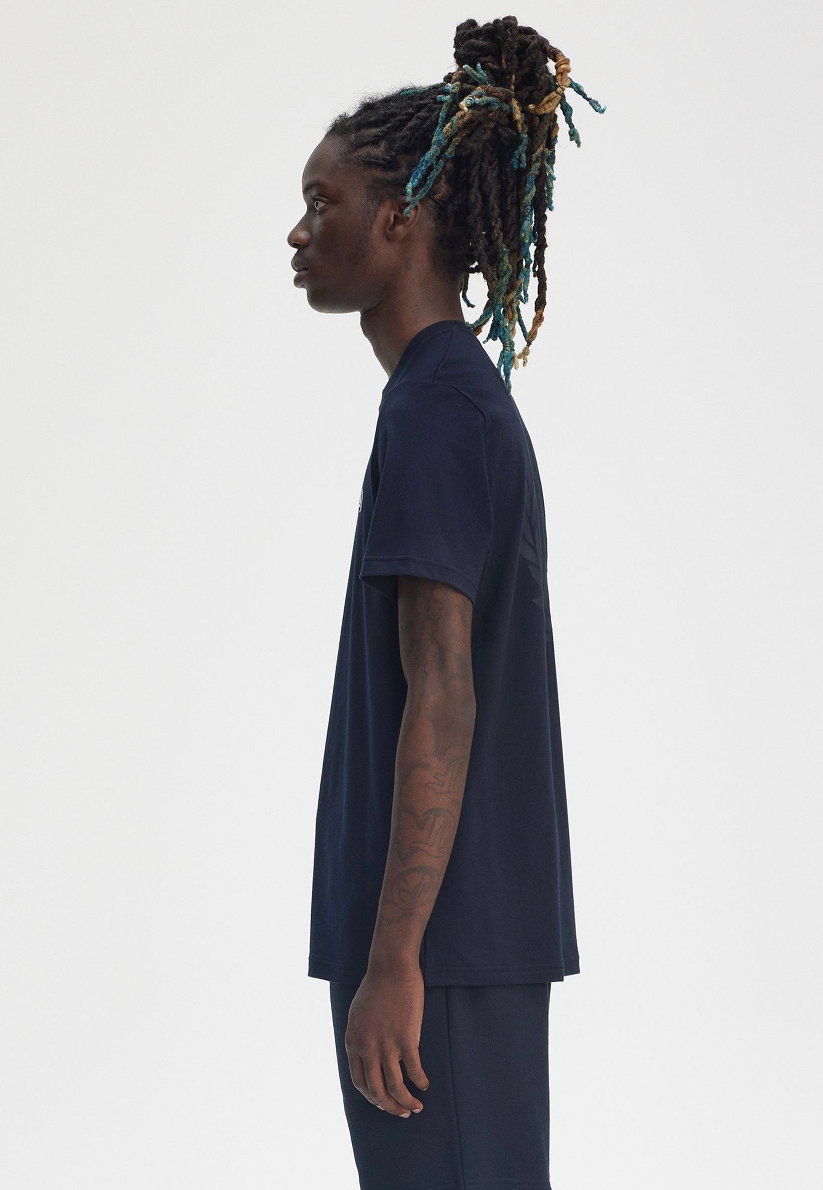 Fred Perry - Rear Powder Laurel Graphic Navy - T-Shirt | Men-Image