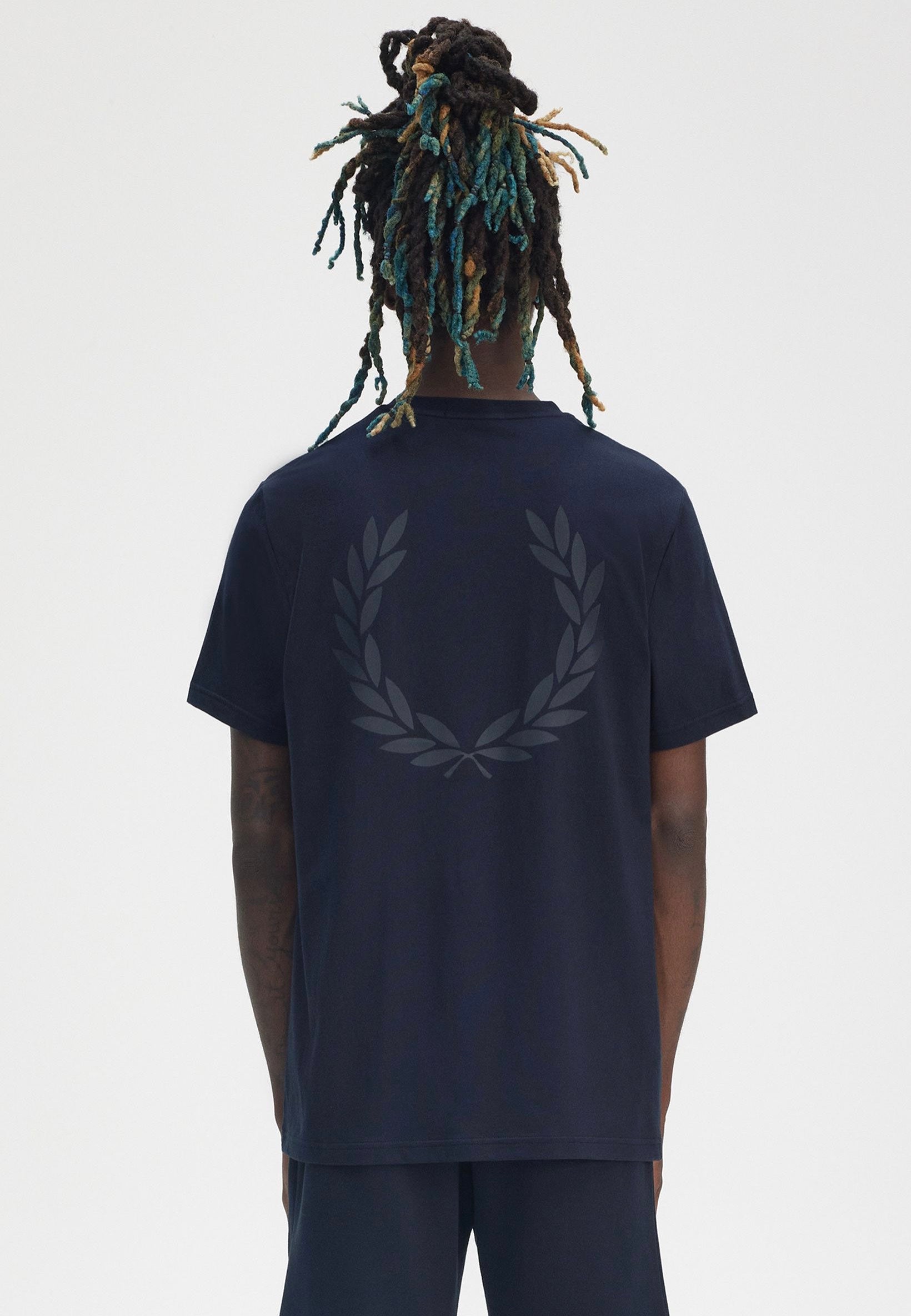 Fred Perry - Rear Powder Laurel Graphic Navy - T-Shirt | Men-Image