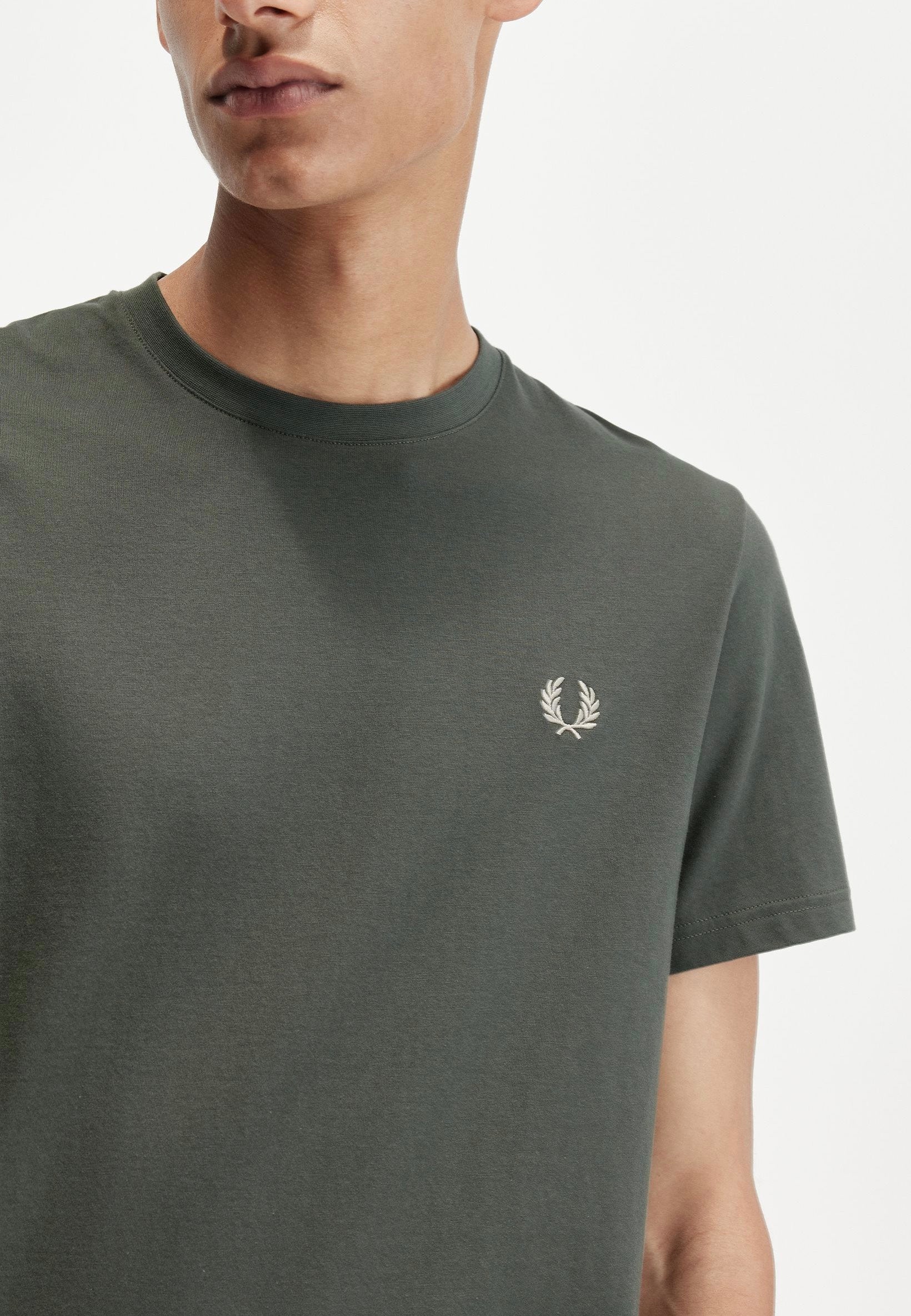 Fred Perry - Rear Powder Laurel Graphic Field Green - T-Shirt | Men-Image