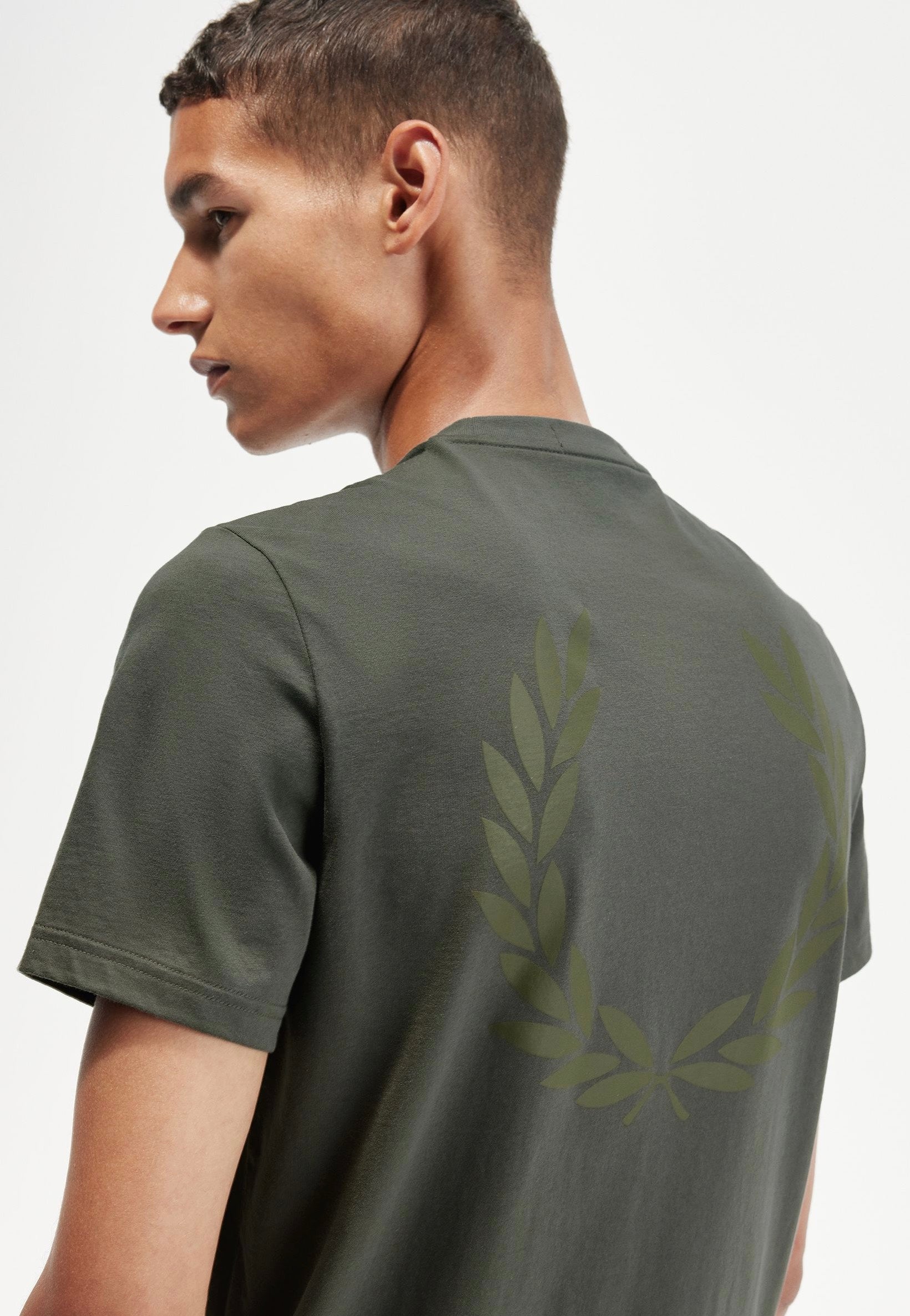 Fred Perry - Rear Powder Laurel Graphic Field Green - T-Shirt | Men-Image