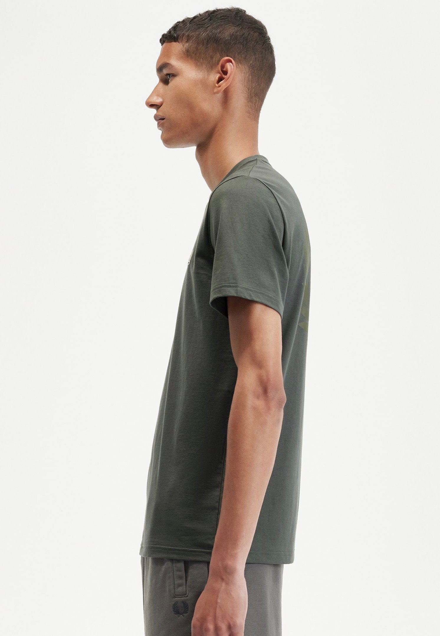 Fred Perry - Rear Powder Laurel Graphic Field Green - T-Shirt | Men-Image