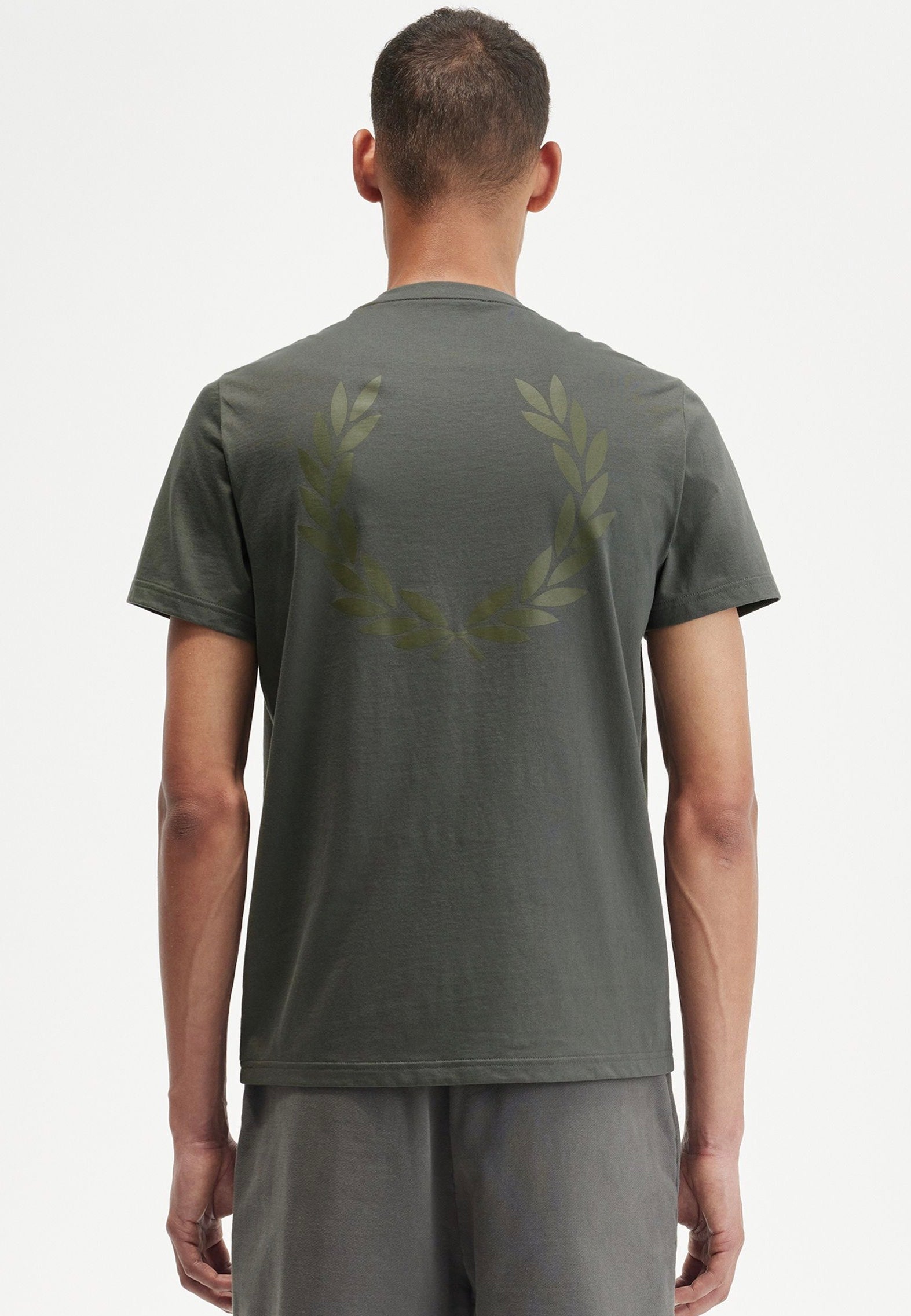 Fred Perry - Rear Powder Laurel Graphic Field Green - T-Shirt | Men-Image