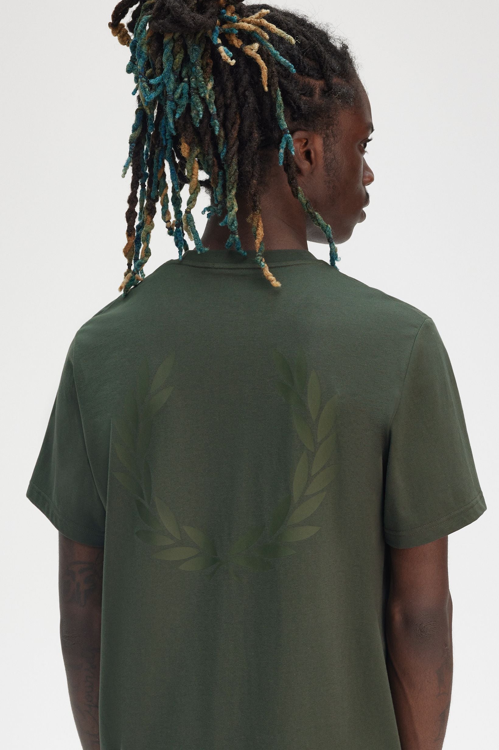 Fred Perry - Rear Powder Laurel Graphic Court Green - T-Shirt | Men-Image