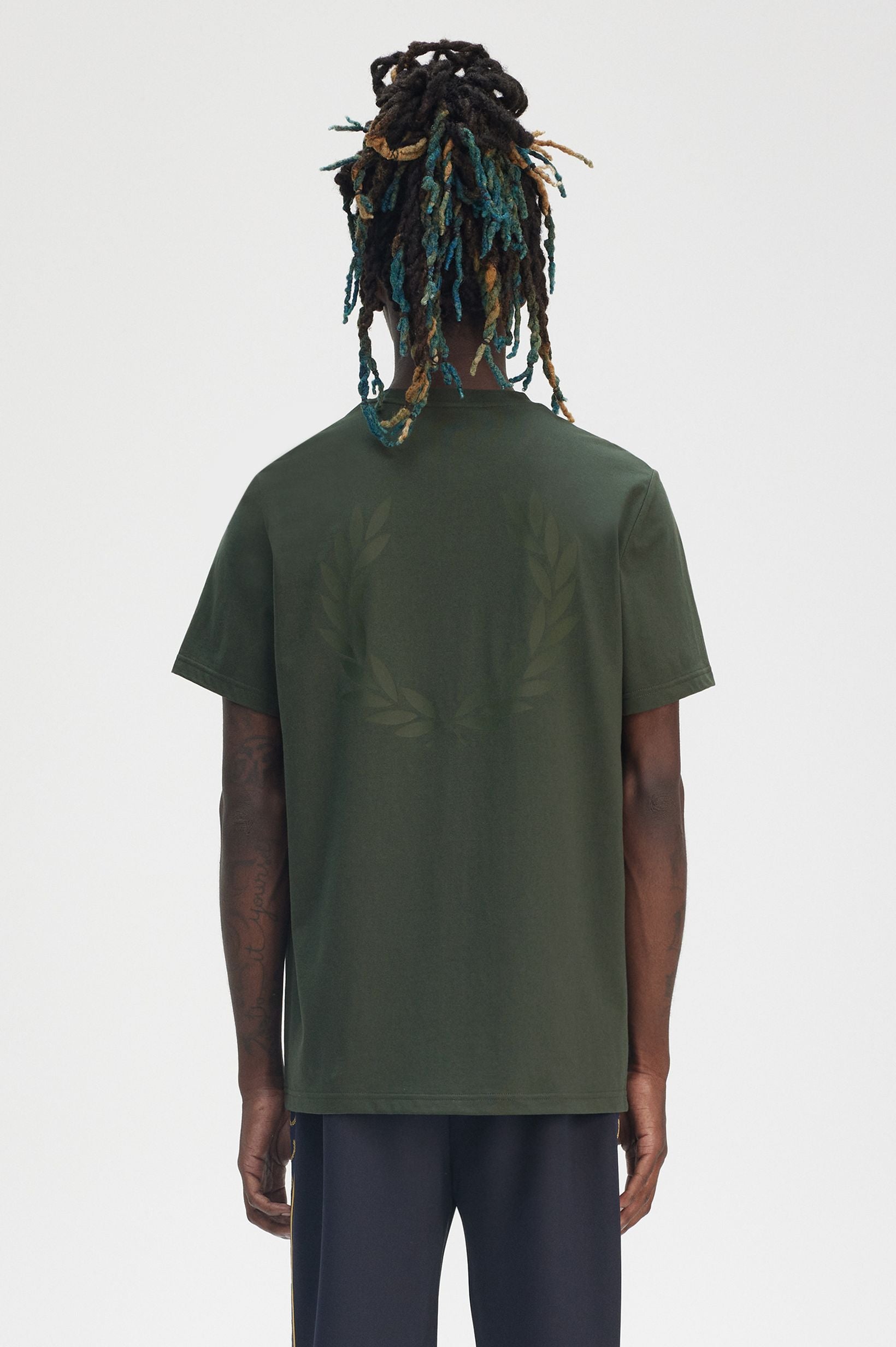 Fred Perry - Rear Powder Laurel Graphic Court Green - T-Shirt | Men-Image