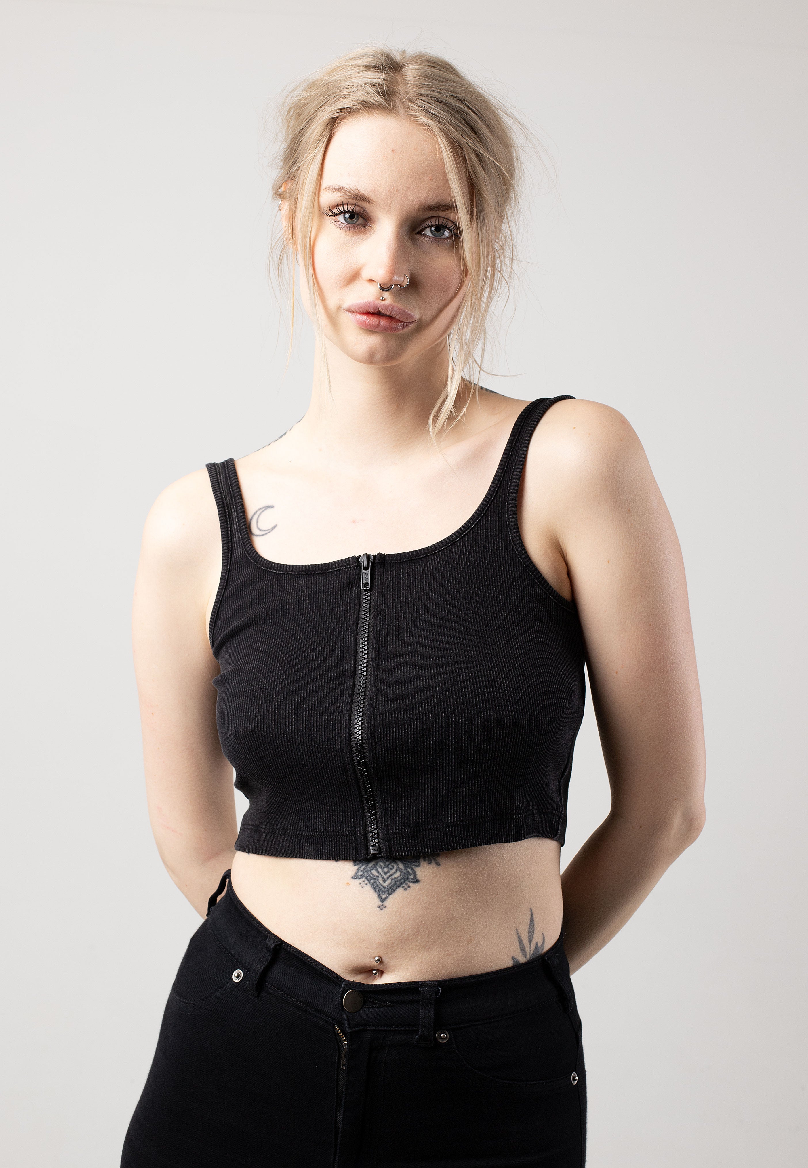 Noisy May - Edda Wash Zip Crop Black Washed - Top | Women-Image