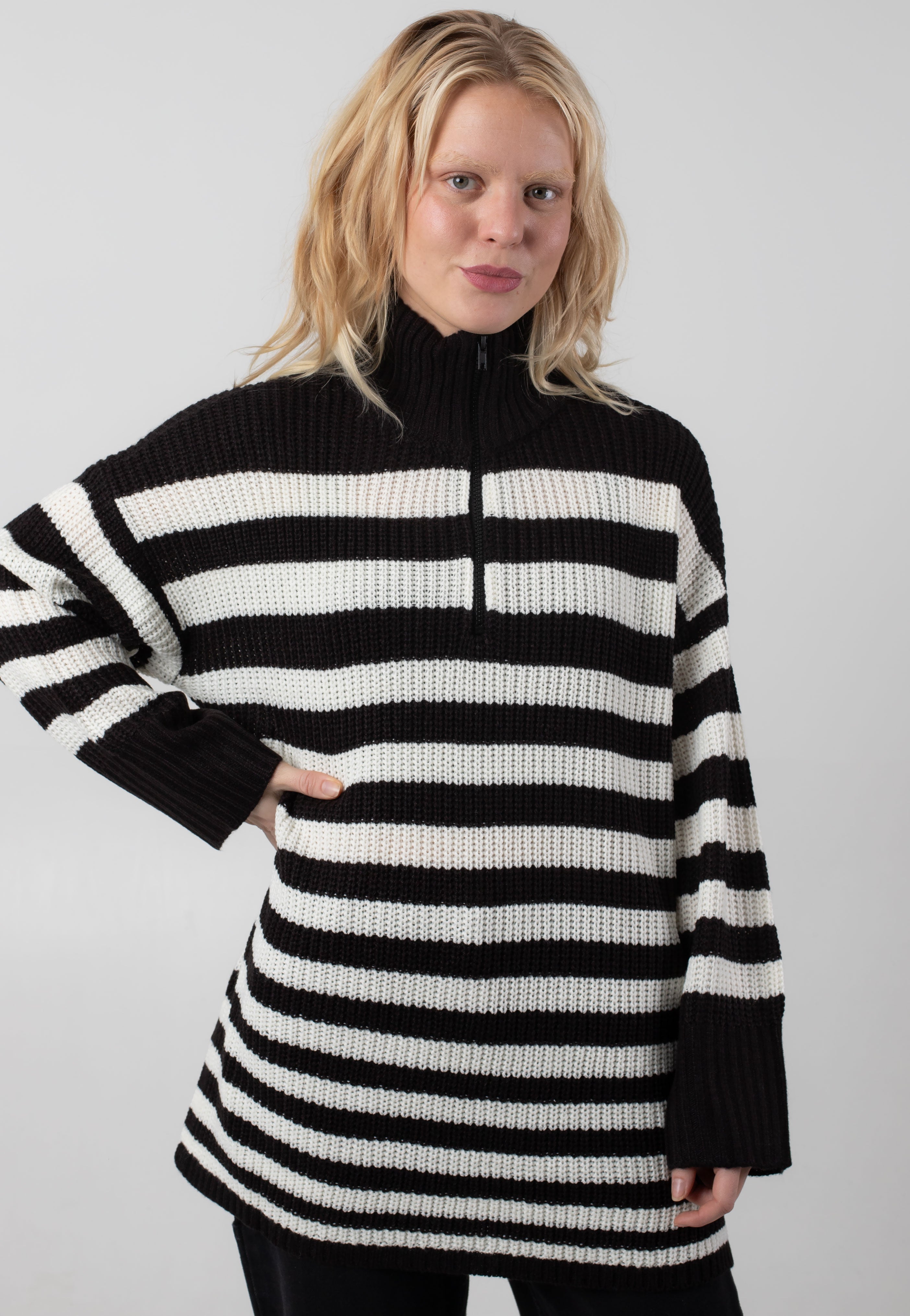 Noisy May - Leslie High Neck Zip Black Eggnog - Pullover | Women-Image