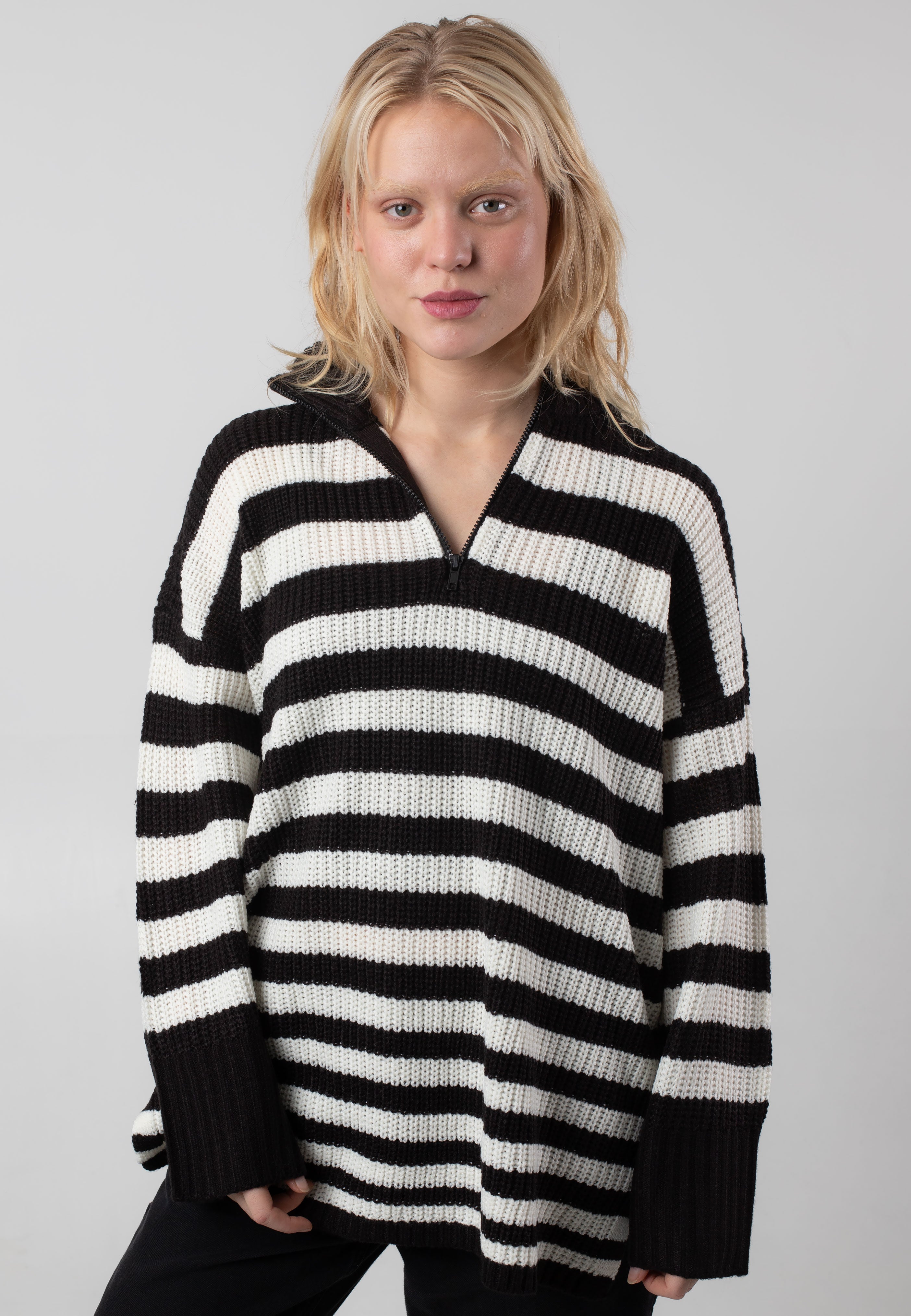 Noisy May - Leslie High Neck Zip Black Eggnog - Pullover | Women-Image