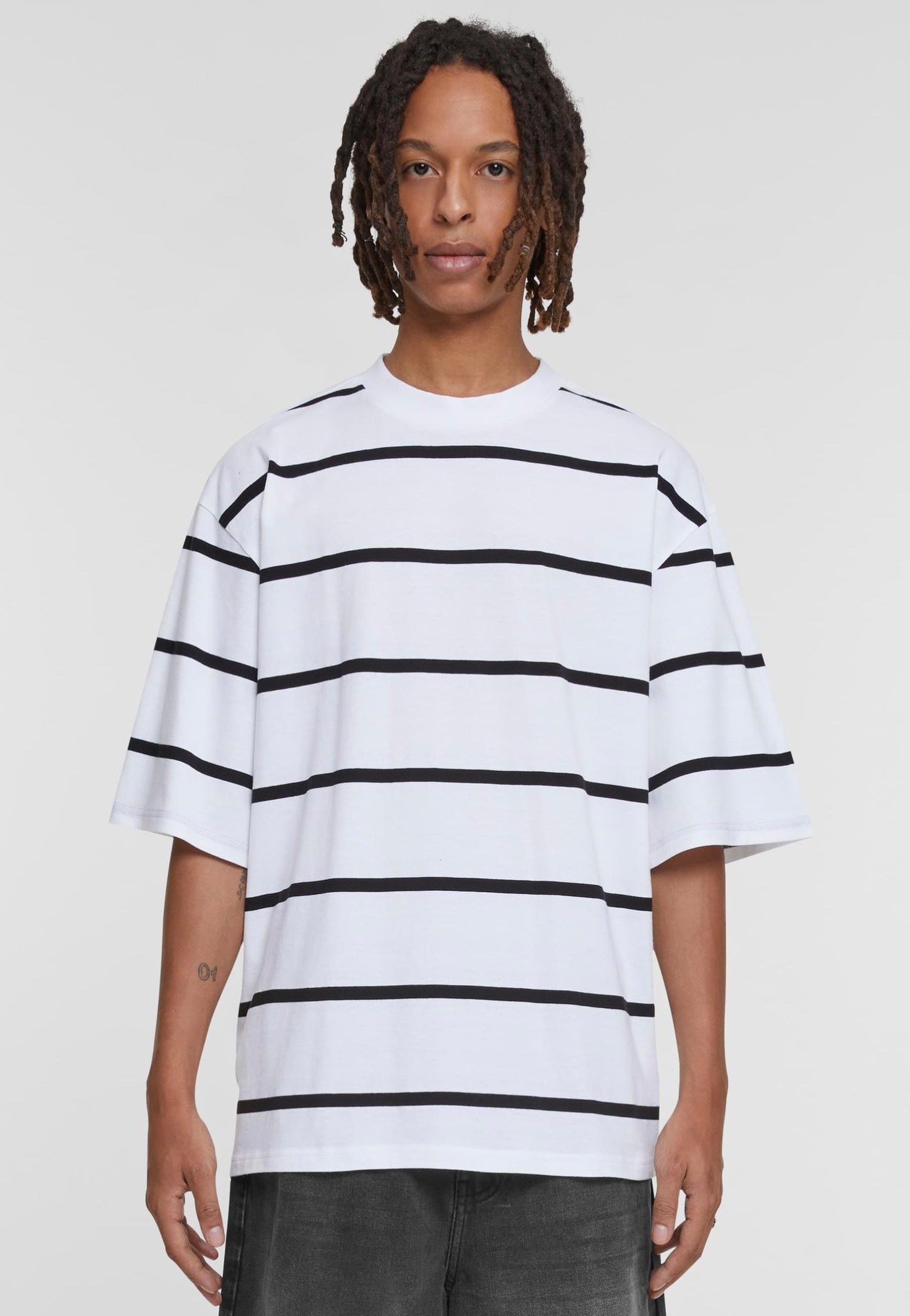 Urban Classics - Oversized Sleeve Modern Stripe White/Black - T-Shirt | Men-Image